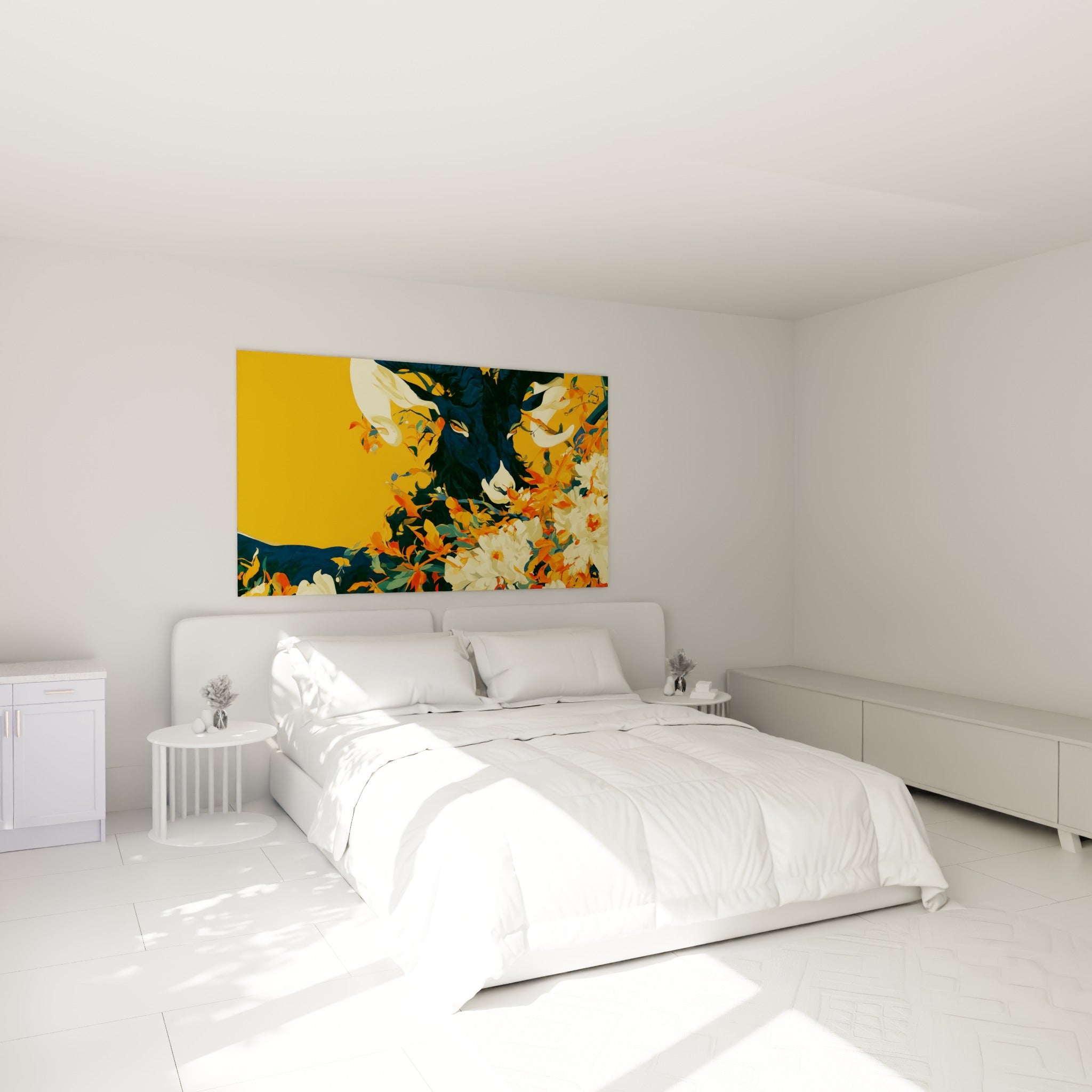 Créature cornue aux tons bleu marine et floraisons blanches, accrochée au-dessus d'un lit dans une chambre claire