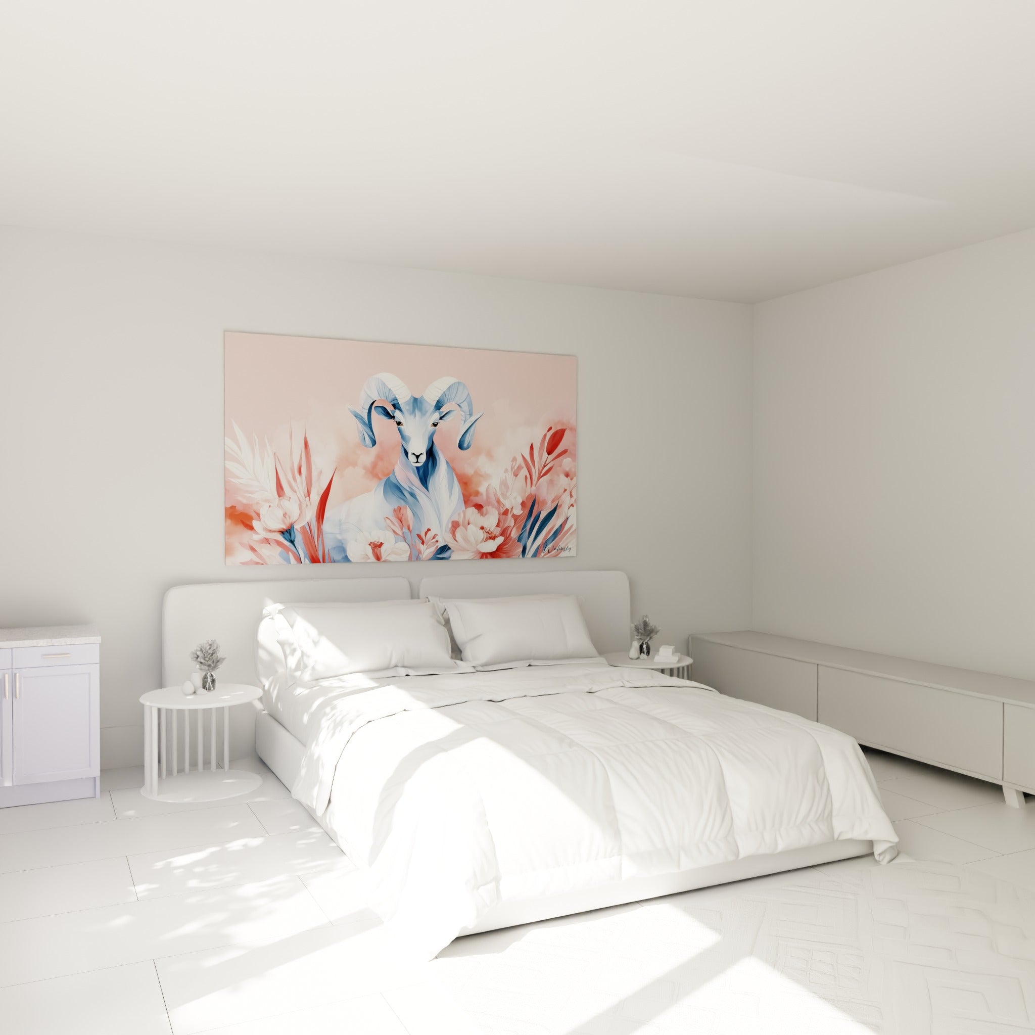 Cornes torsadées bleu ardoise et pivoines corail du bélier, au-dessus d'un lit dans une chambre claire