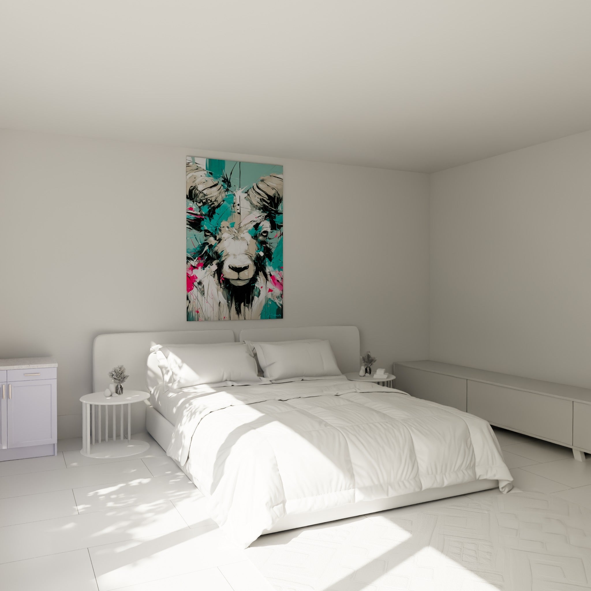 Cornes massives et éclaboussures fuchsia du Bélier turquoise, accrochées au-dessus d'un lit dans une chambre claire