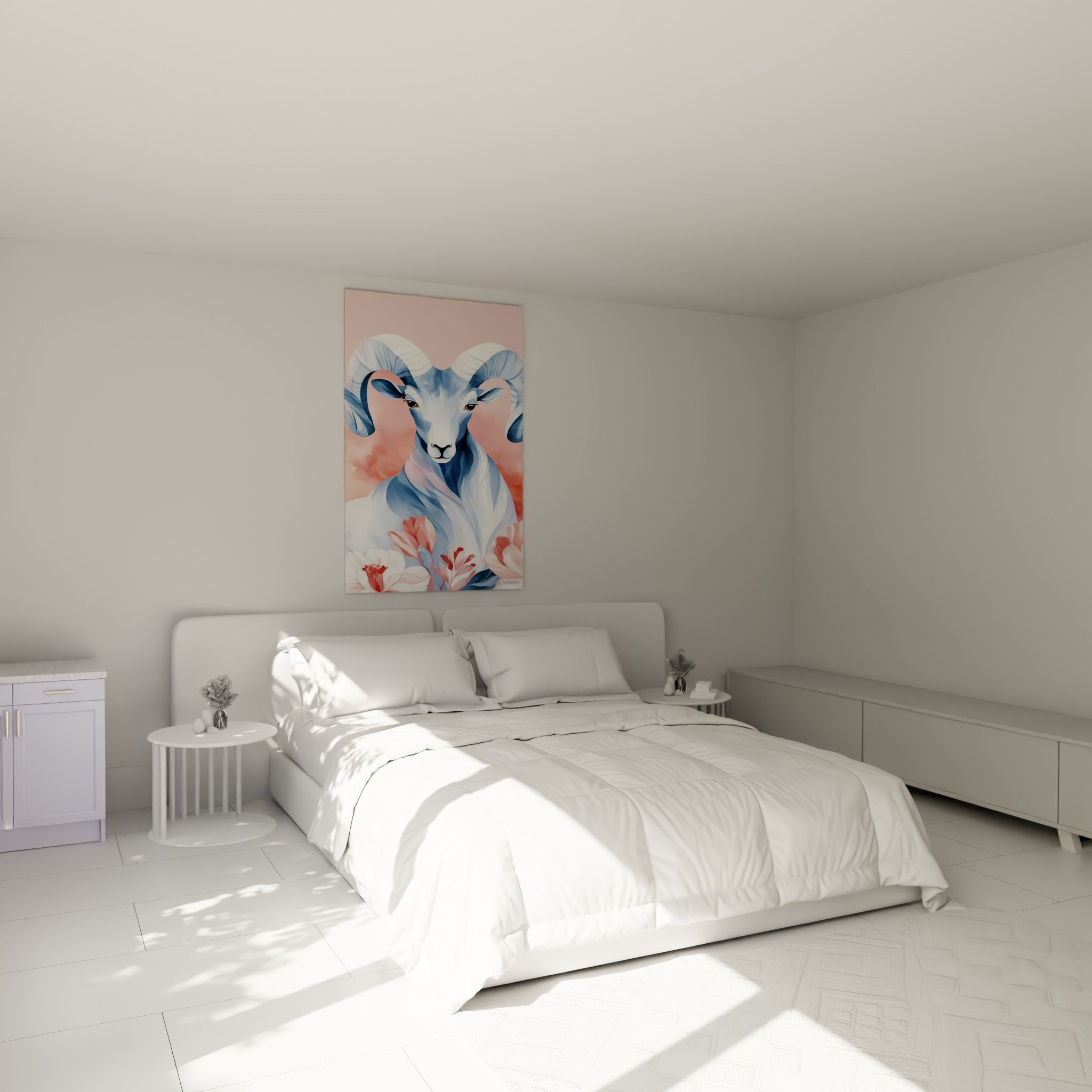Cornes enroulées et regard doré du Bélier bleu et corail au-dessus d'un lit dans une chambre claire