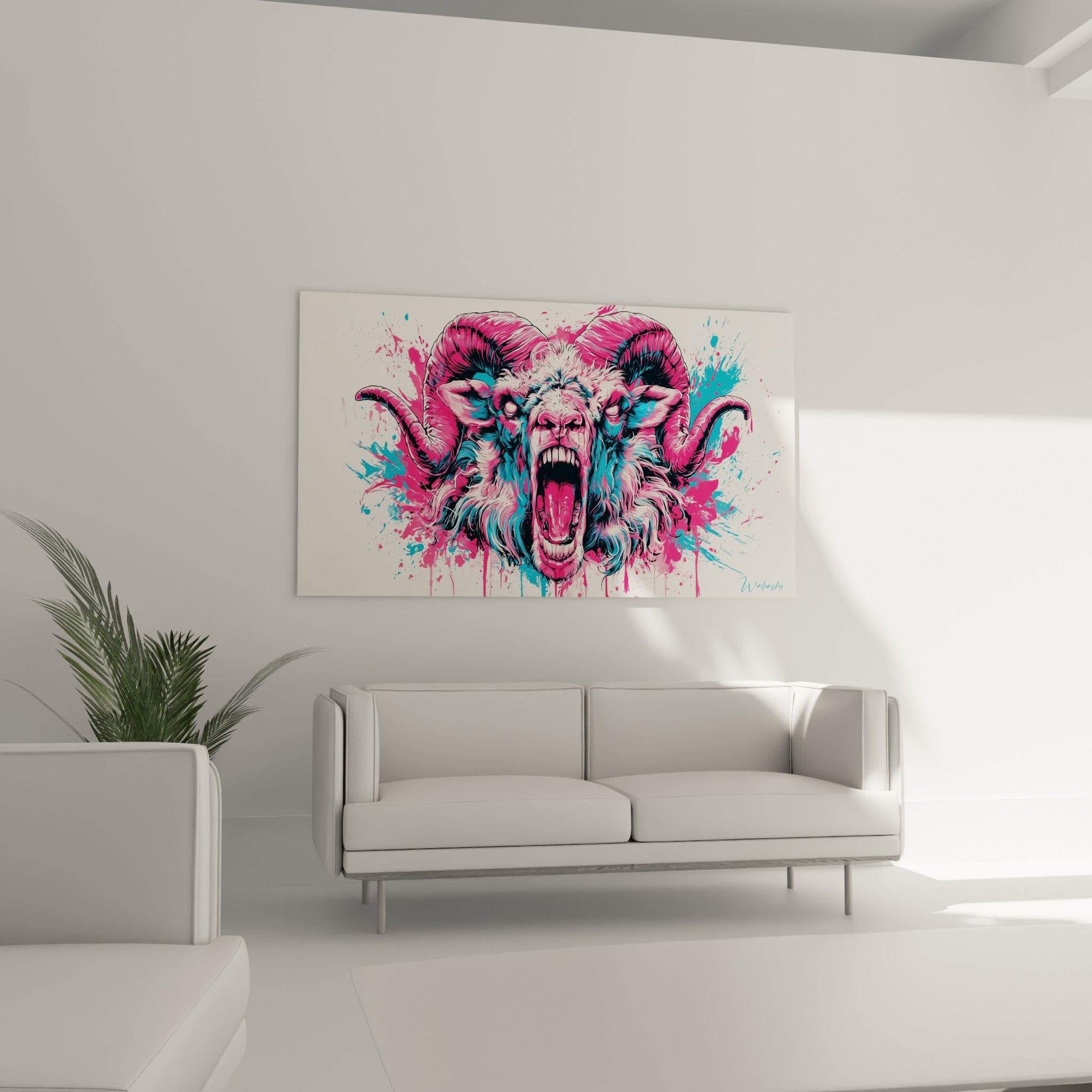 Gueule ouverte du bélier éclaboussée de rose et bleu, accrochée au-dessus d'un canapé dans un salon lumineux
