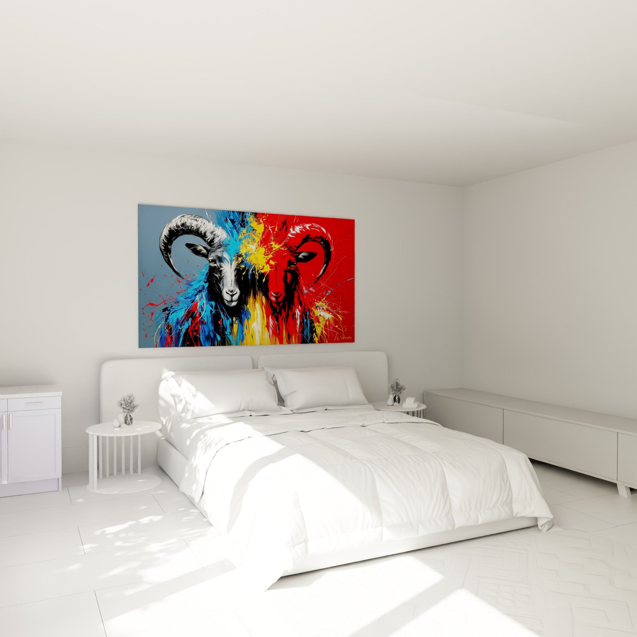 Cornes spiralées grises et rouge fauve du Bélier, au-dessus d'un lit dans une chambre claire