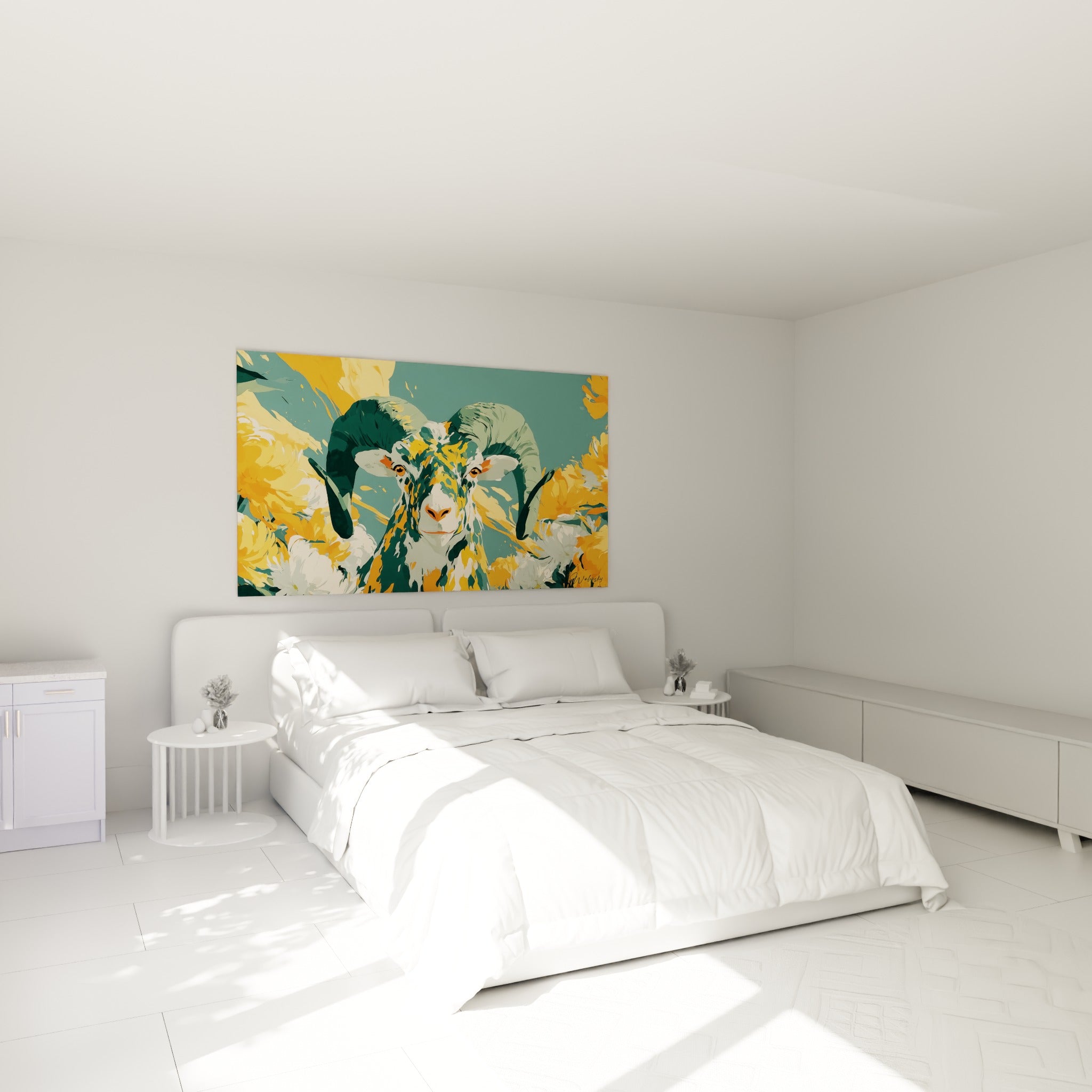 Cornes vert sarcelle et pelage ocre du Bélier accrochés au-dessus d'un lit dans une chambre claire
