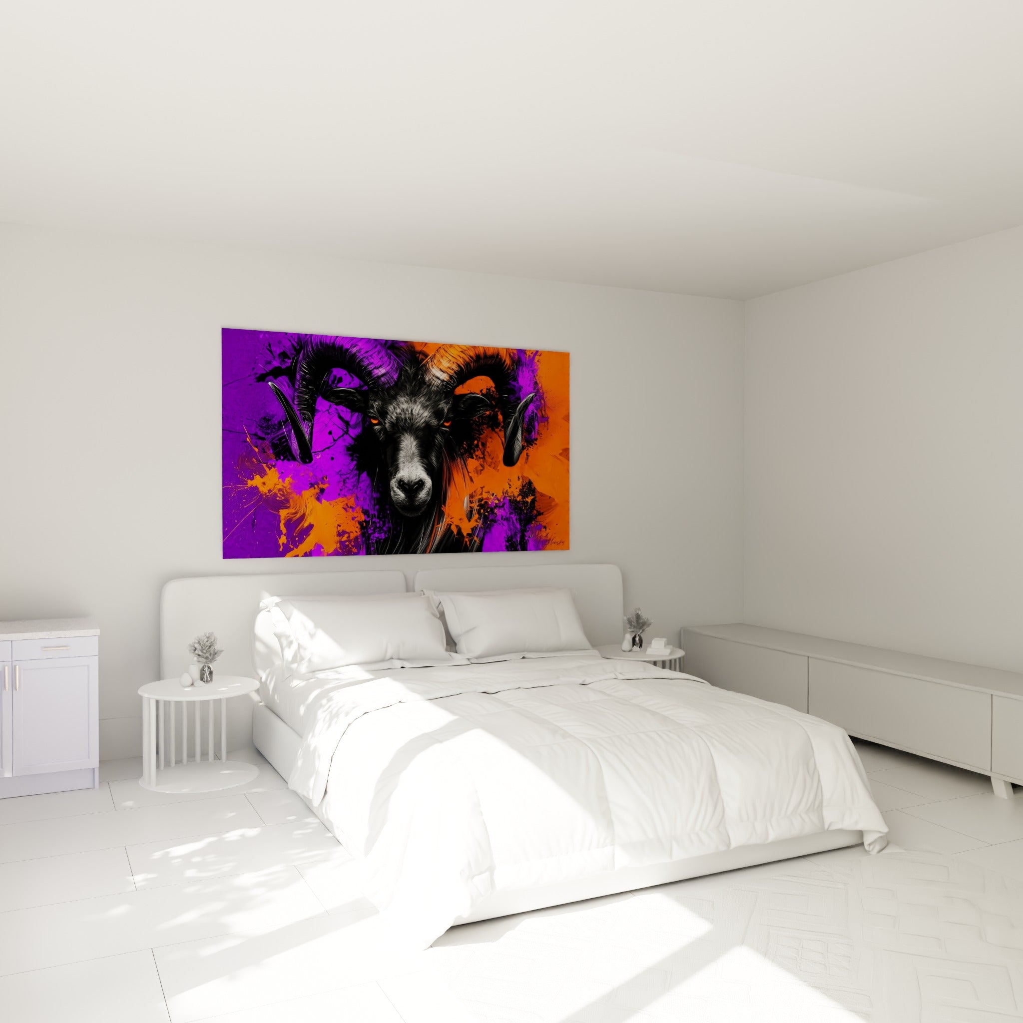 Cornes torsadées et yeux orange du bélier violet, accrochés au-dessus d'un lit dans une chambre claire