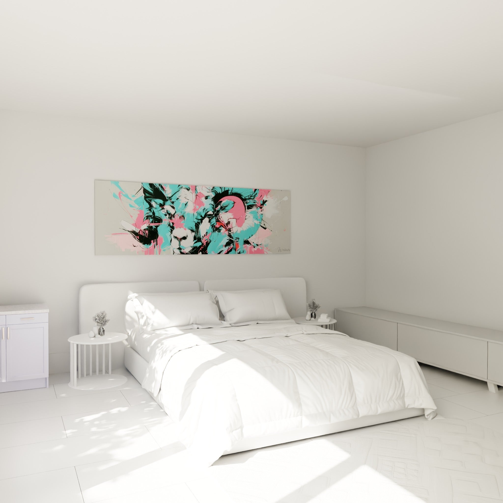 Cornes torsadées turquoise et roses du bélier au-dessus d'un lit dans une chambre claire