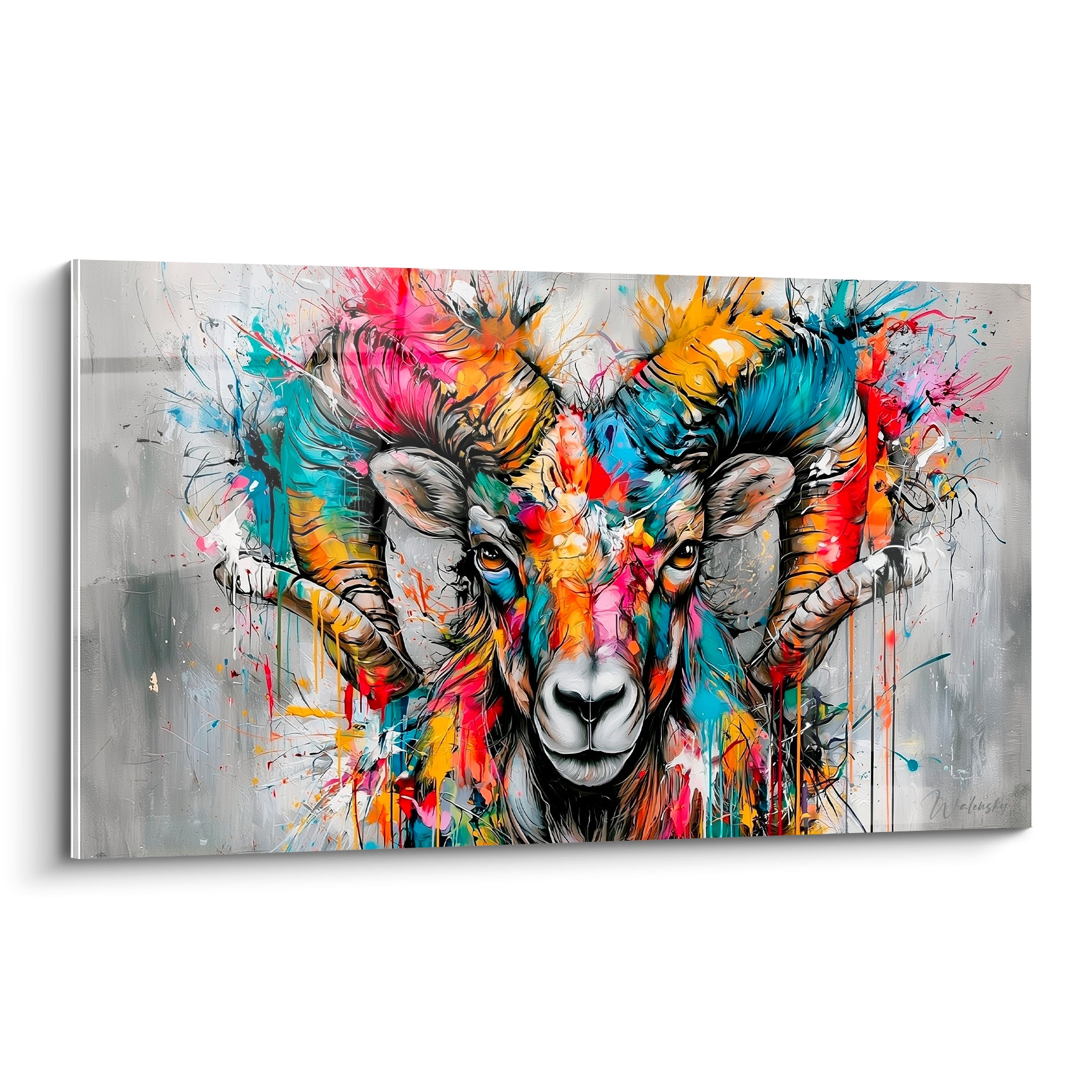 Bélier aux cornes turquoise et rose éclaboussées, regard ambré perçant sur fond gris minéral