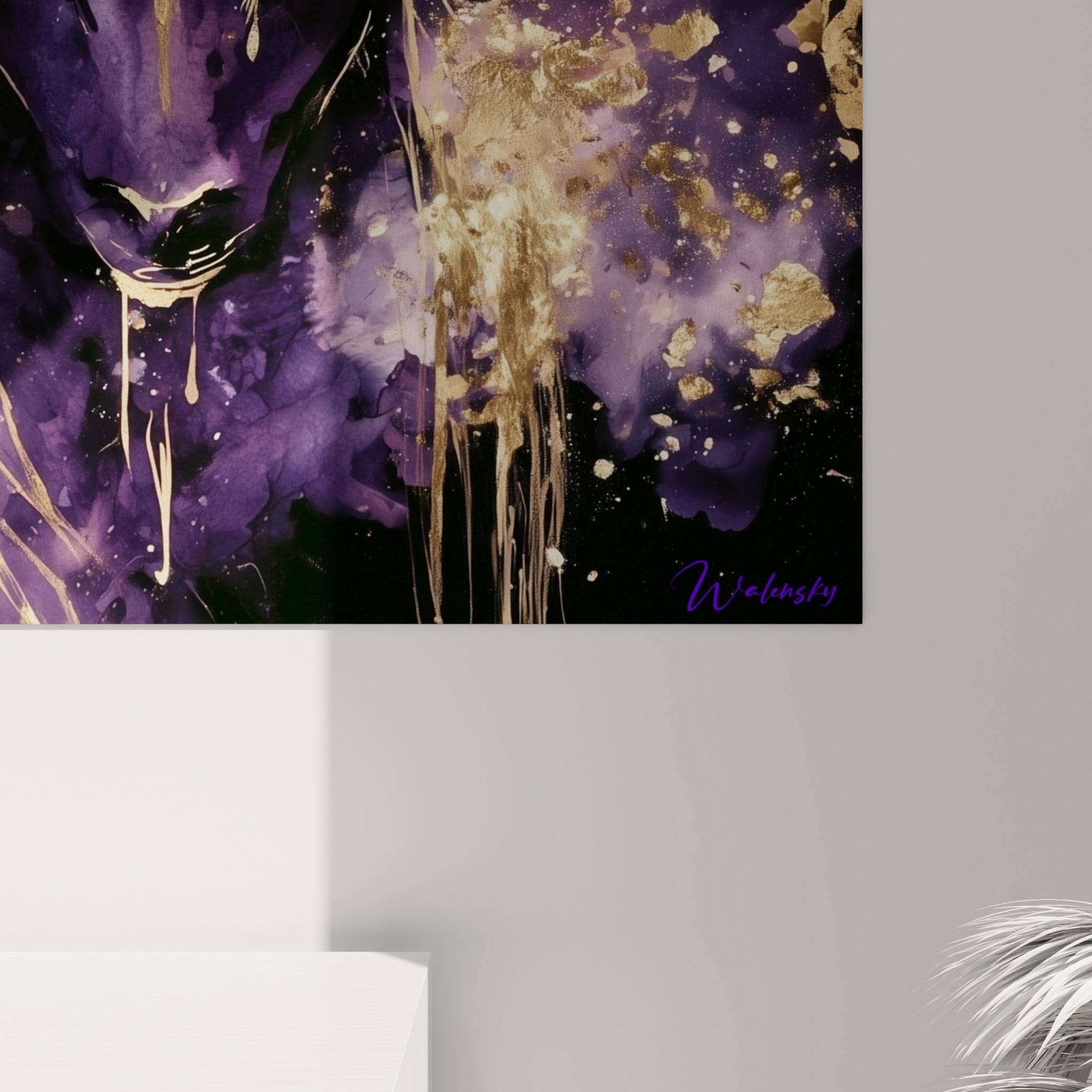 Coulures d'or et éclaboussures lumineuses se mêlant au violet profond de la toile du Bélier