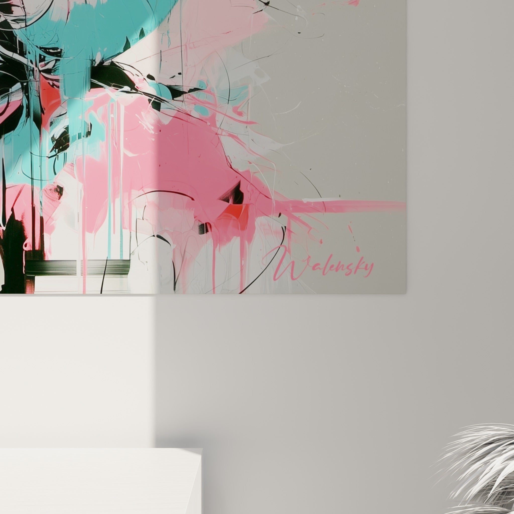 Coulures de peinture turquoise et rose fluo se mêlant aux traits noirs épais du pelage sur la toile accrochée