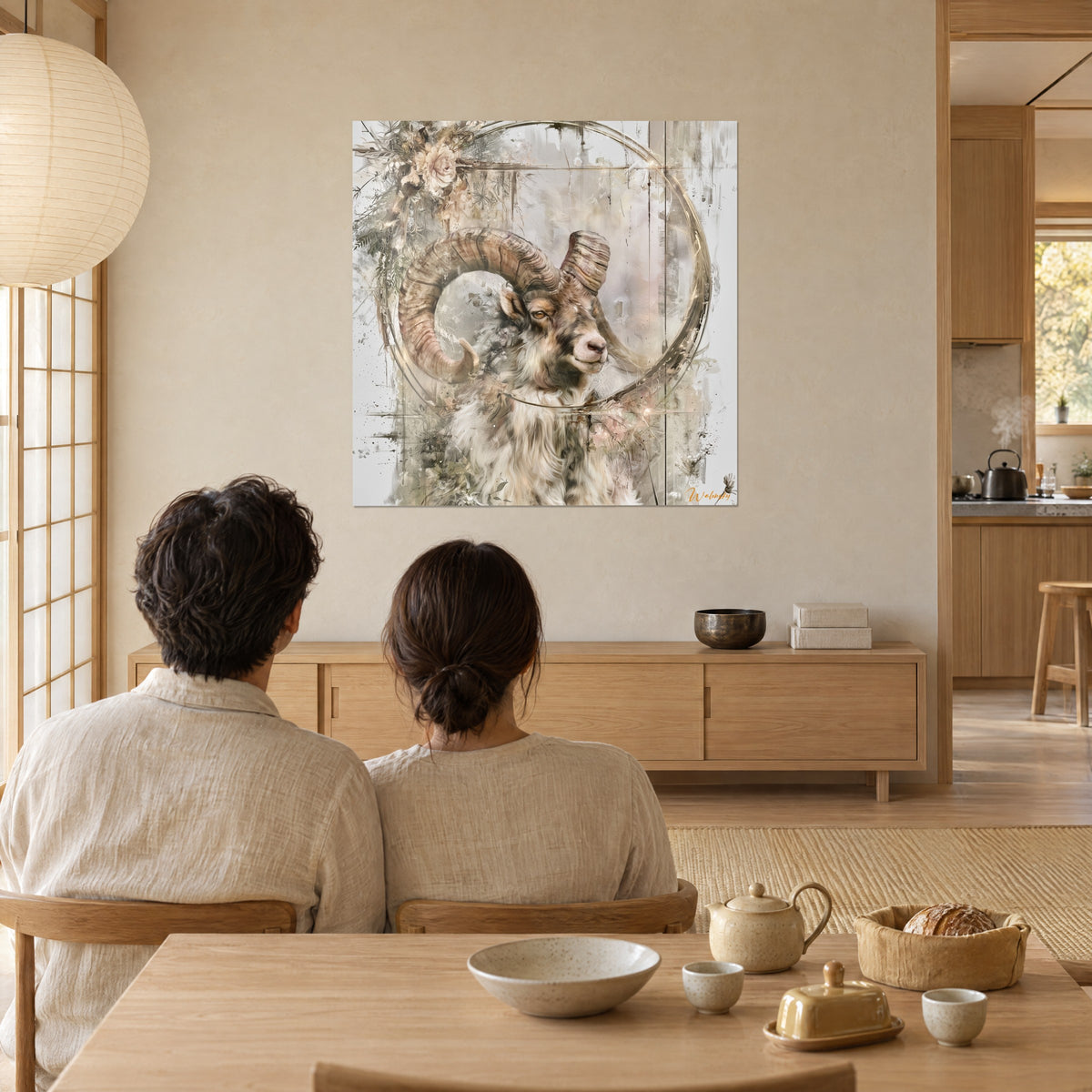 Schilderij ramskop met amberkleurige ogen, bruine gekrulde hoorns en lichte pioenrozen, bekeken door een stel in een japandi woonkamer