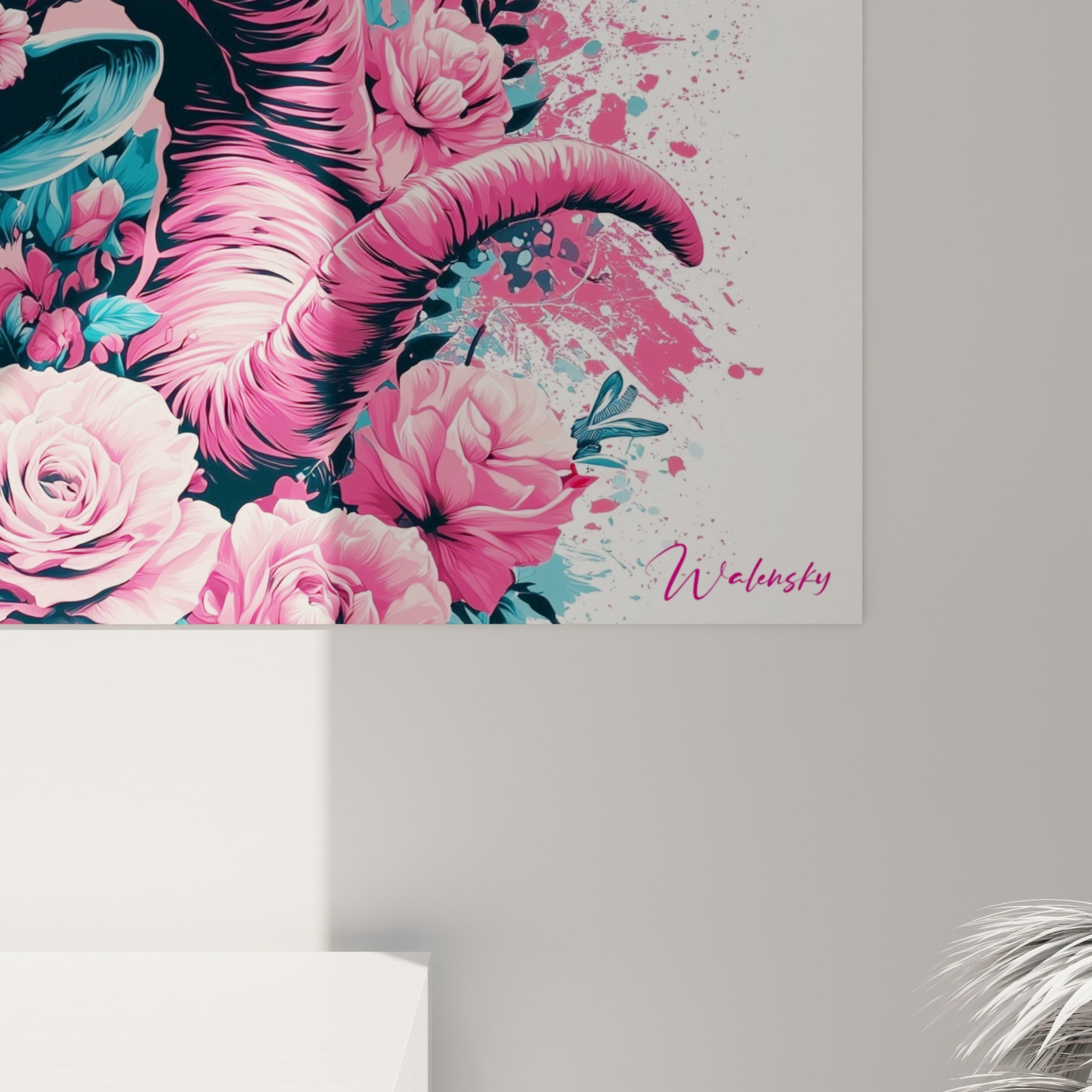 Détail des cornes striées rose vif et des pétales fuchsia texturés sur la toile accrochée