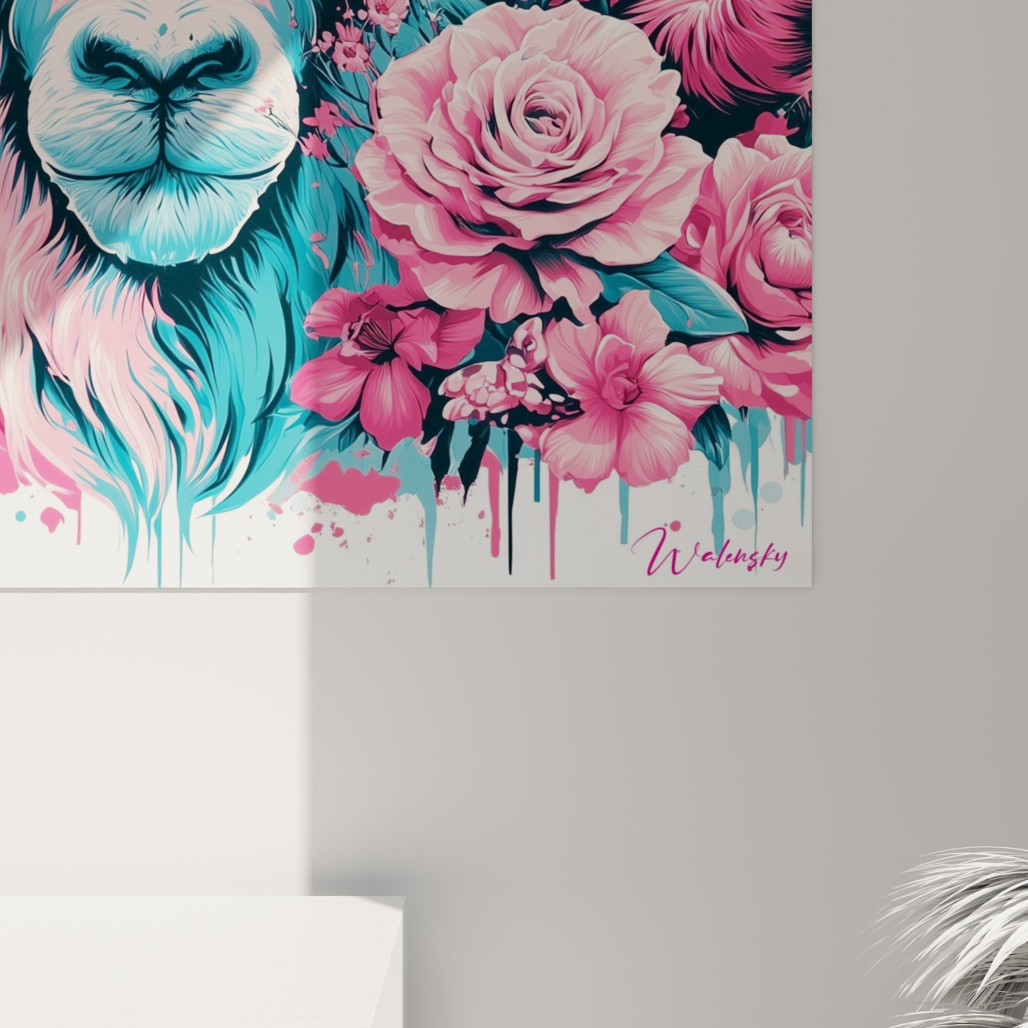 Détail des cornes striées rose fuchsia et des pétales roses éclaboussés de peinture bleu pétrole