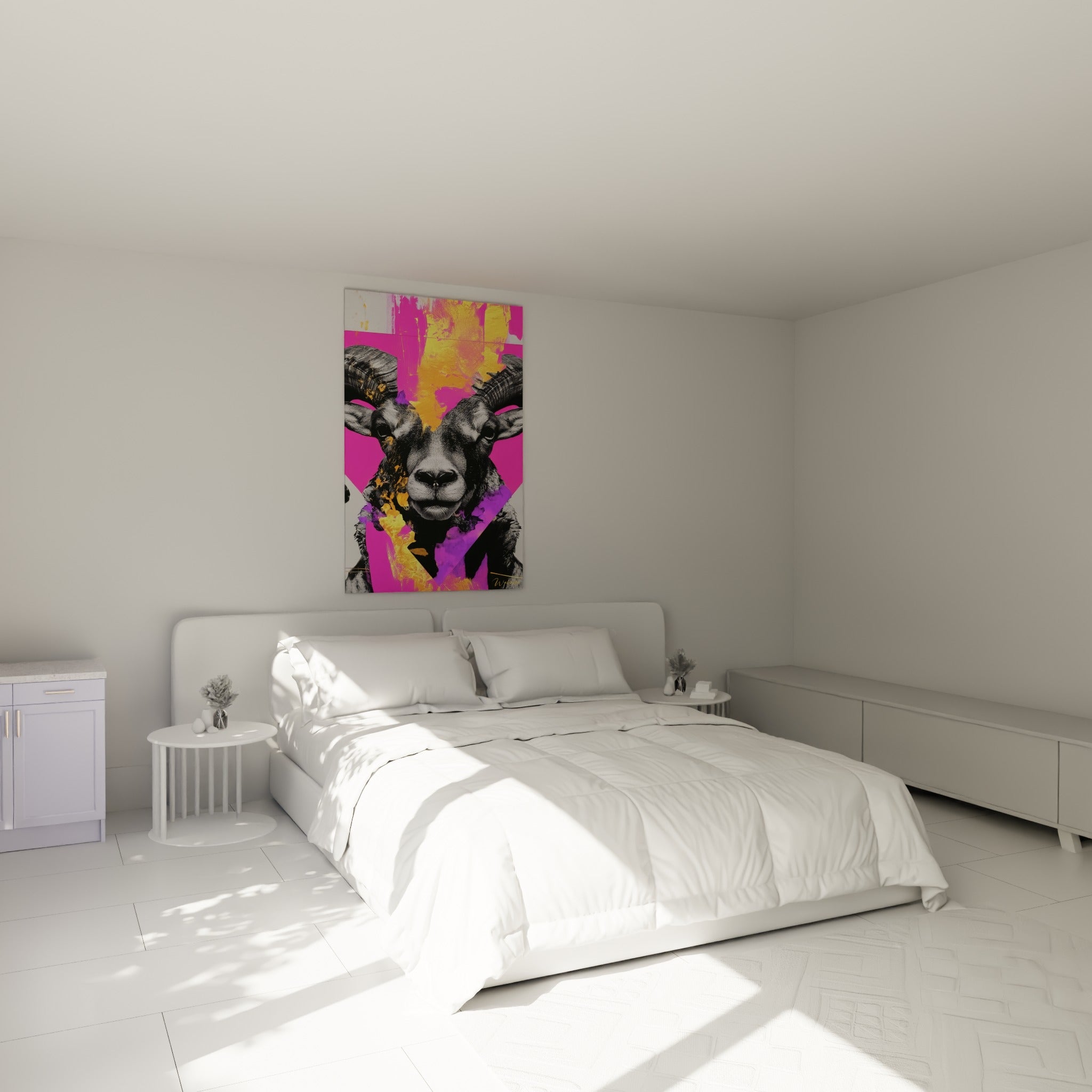 Cornes recourbées du bélier se détachant sur fuchsia et doré, au-dessus d'un lit dans une chambre claire