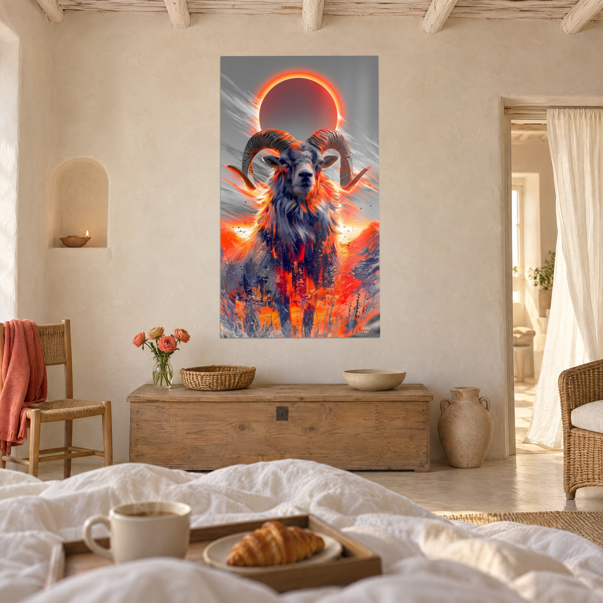 Tableau tête de bélier cornue, pelage gris charbon strié de rouge et d'orange sous un soleil noir, au-dessus d'un lit dans une chambre claire
