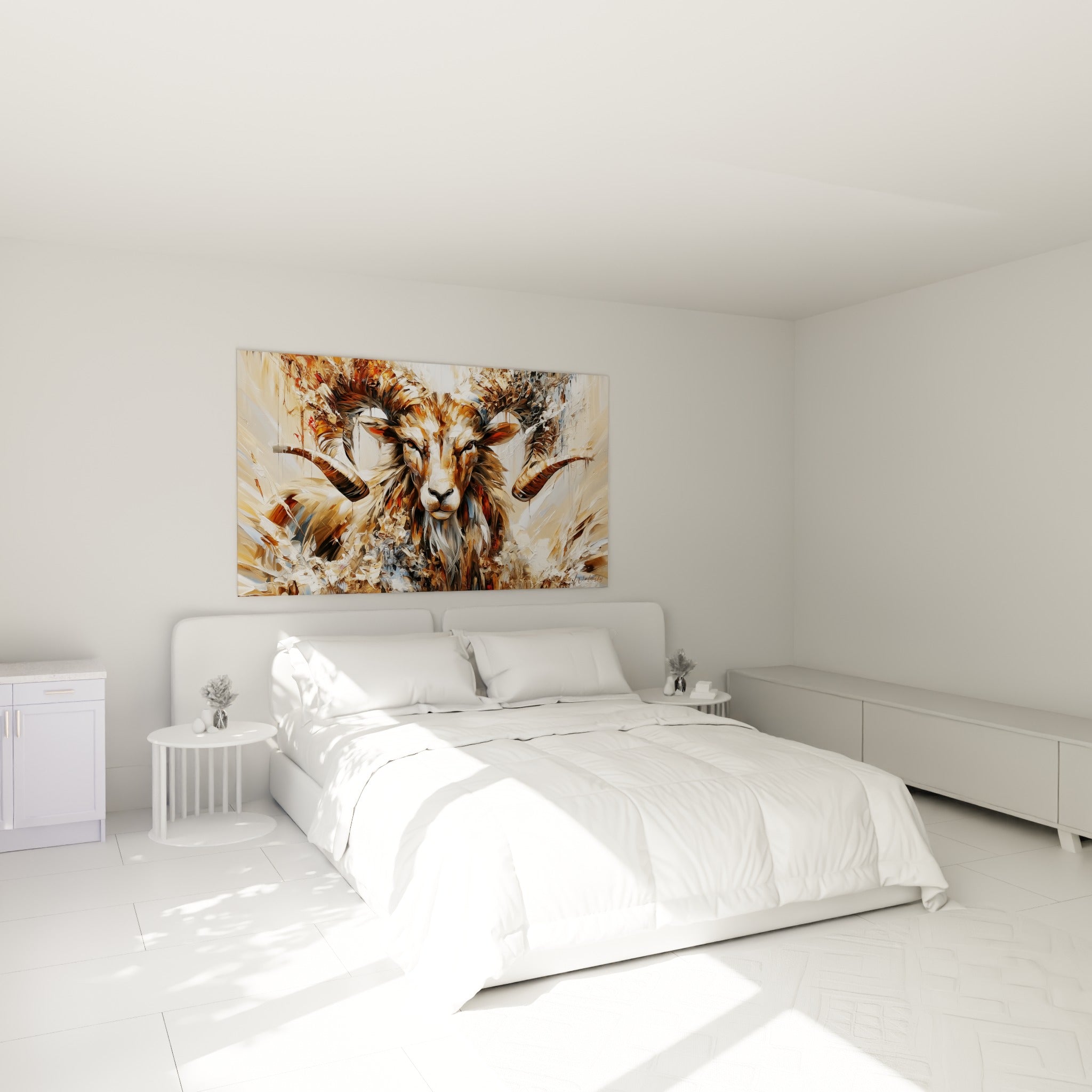 Cornes torsadées et pelage ocre du bélier au-dessus d'un lit dans une chambre claire