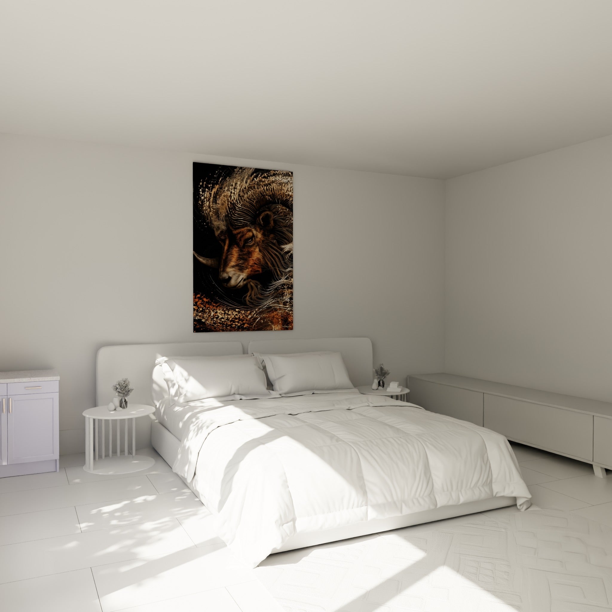 Tête de Bélier fauve et dorée, cornes éclatées en particules, accrochée au-dessus d'un lit dans une chambre claire