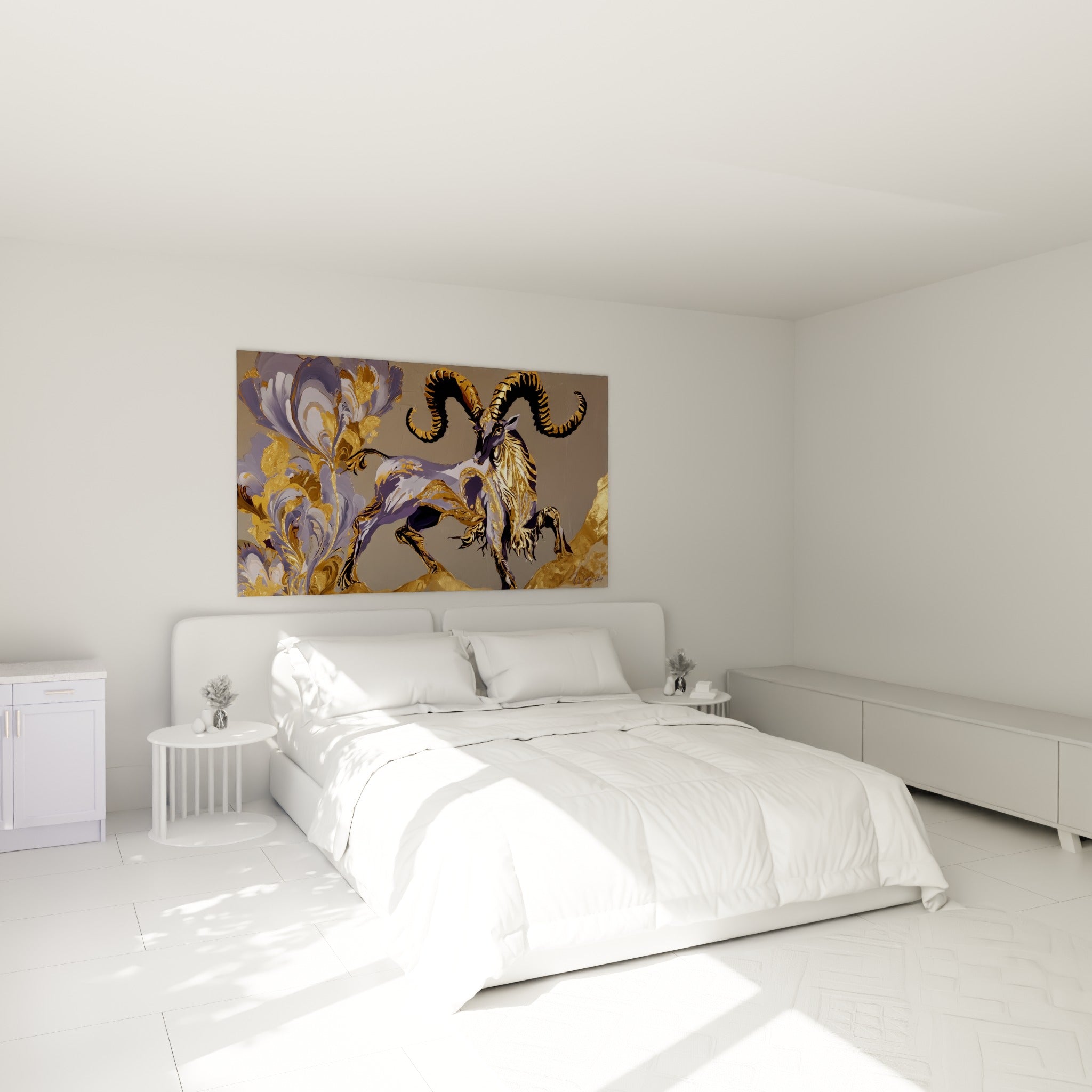 Créature mauve et or aux cornes striées noires, accrochée au-dessus d'un lit dans une chambre claire