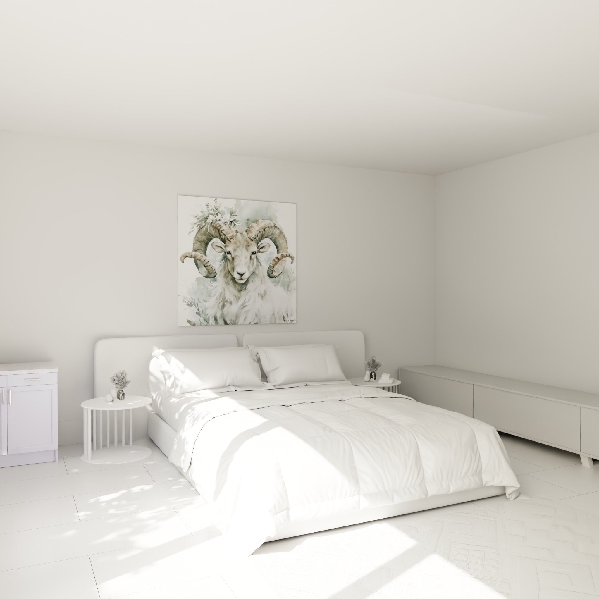 Cornes torsadées et pelage beige clair du Bélier suspendus au-dessus d'un lit dans une chambre claire