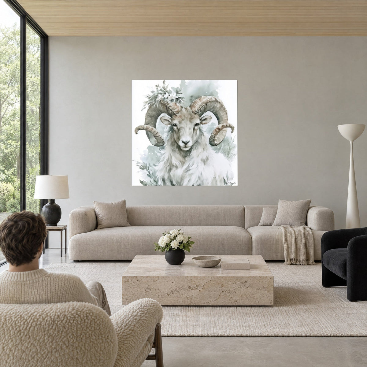 Gemälde Widder mit spiralförmigen elfenbein- und beigefarbenen Hörnern, weißes Vlies, salbeigrünes Blattwerk, über einem Sofa in einem hellen Wohnzimmer