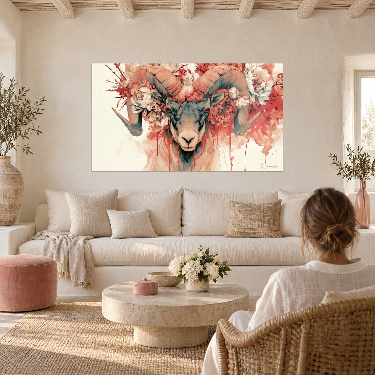 Tableau bélier aux cornes enroulées couronné de pivoines corail et crème, éclaboussures rouges, au-dessus d'un canapé dans un salon lumineux