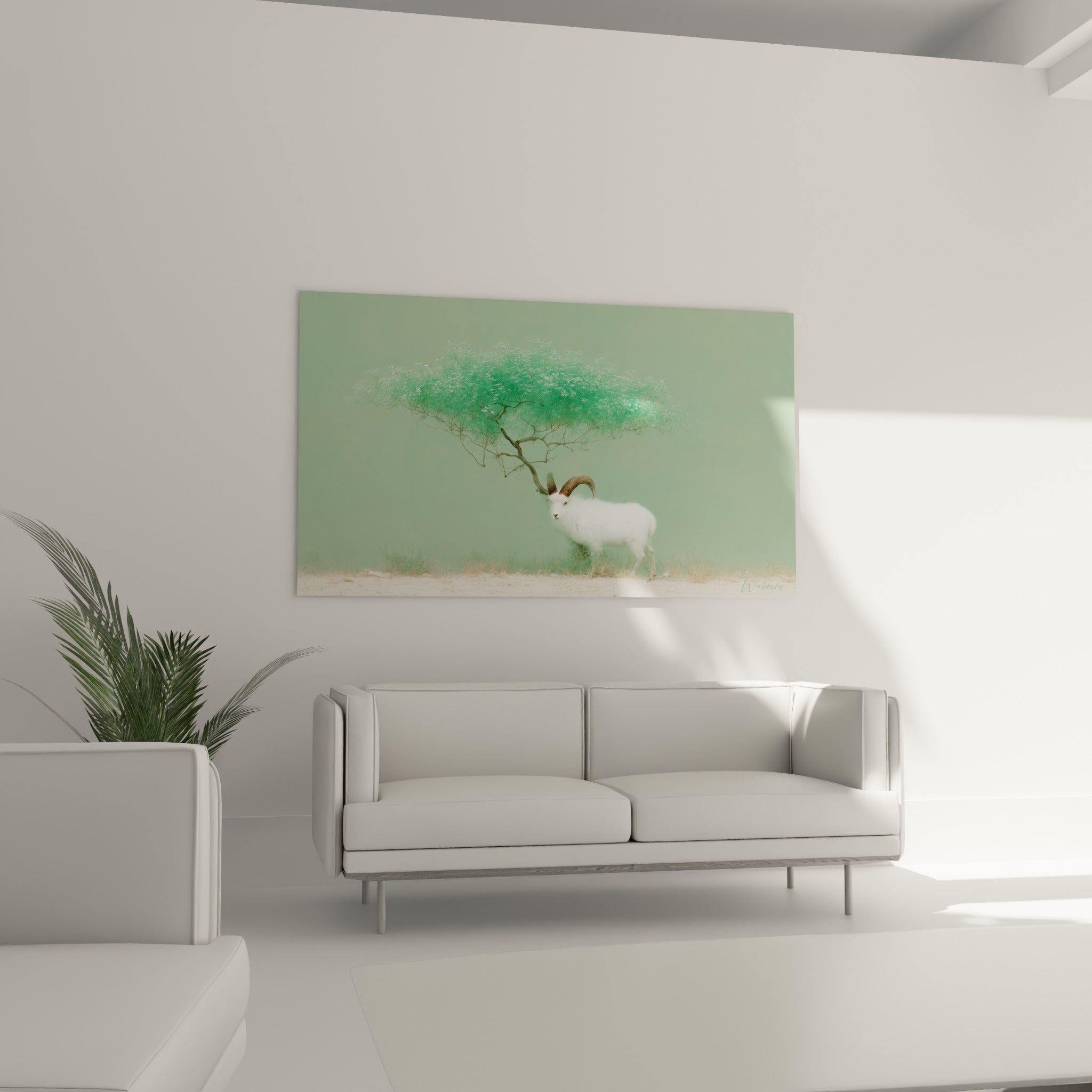 Cornes recourbées et pelage immaculé du bélier vert sauge, au-dessus d'un canapé dans un salon lumineux