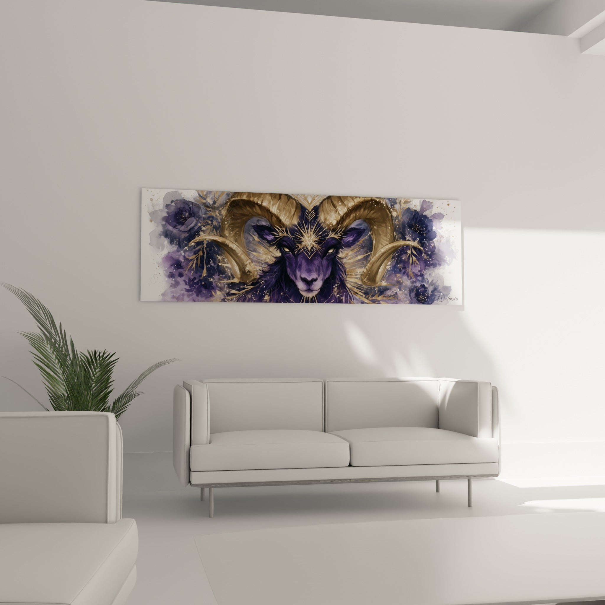 Motif floral bleu nuit et doré entourant la tête du Bélier au-dessus d'un canapé dans un salon lumineux