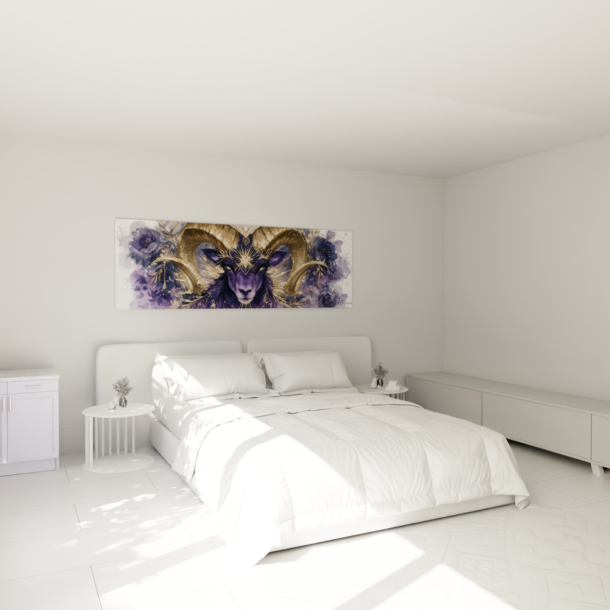Cornes dorées et fourrure violette du Bélier accrochées au-dessus d'un lit dans une chambre claire