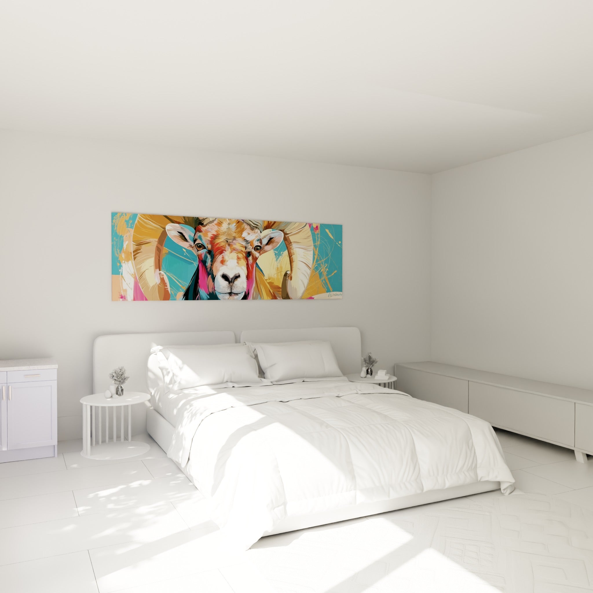 Tête de Bélier aux tons roses et dorés accrochée au-dessus d'un lit dans une chambre claire