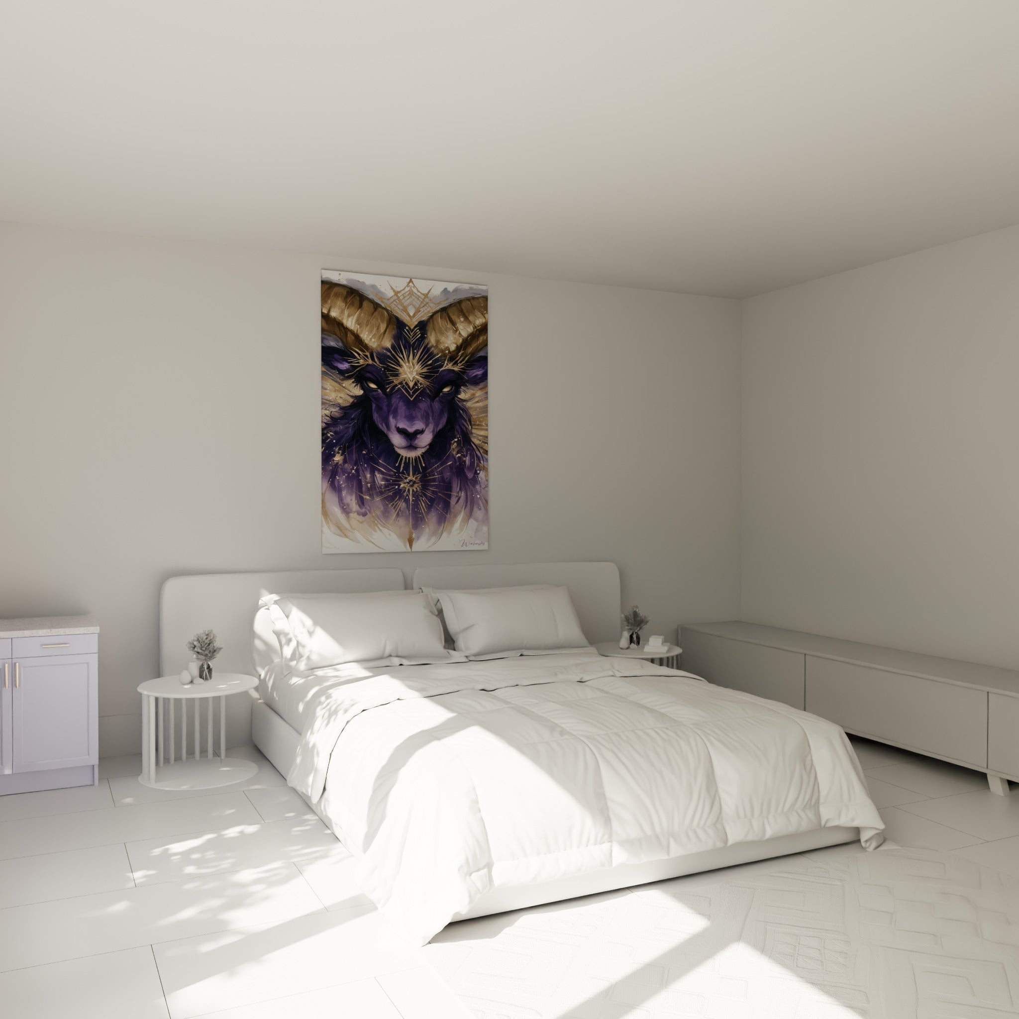 Regard intense du Bélier violine et doré accroché au-dessus d'un lit dans une chambre claire
