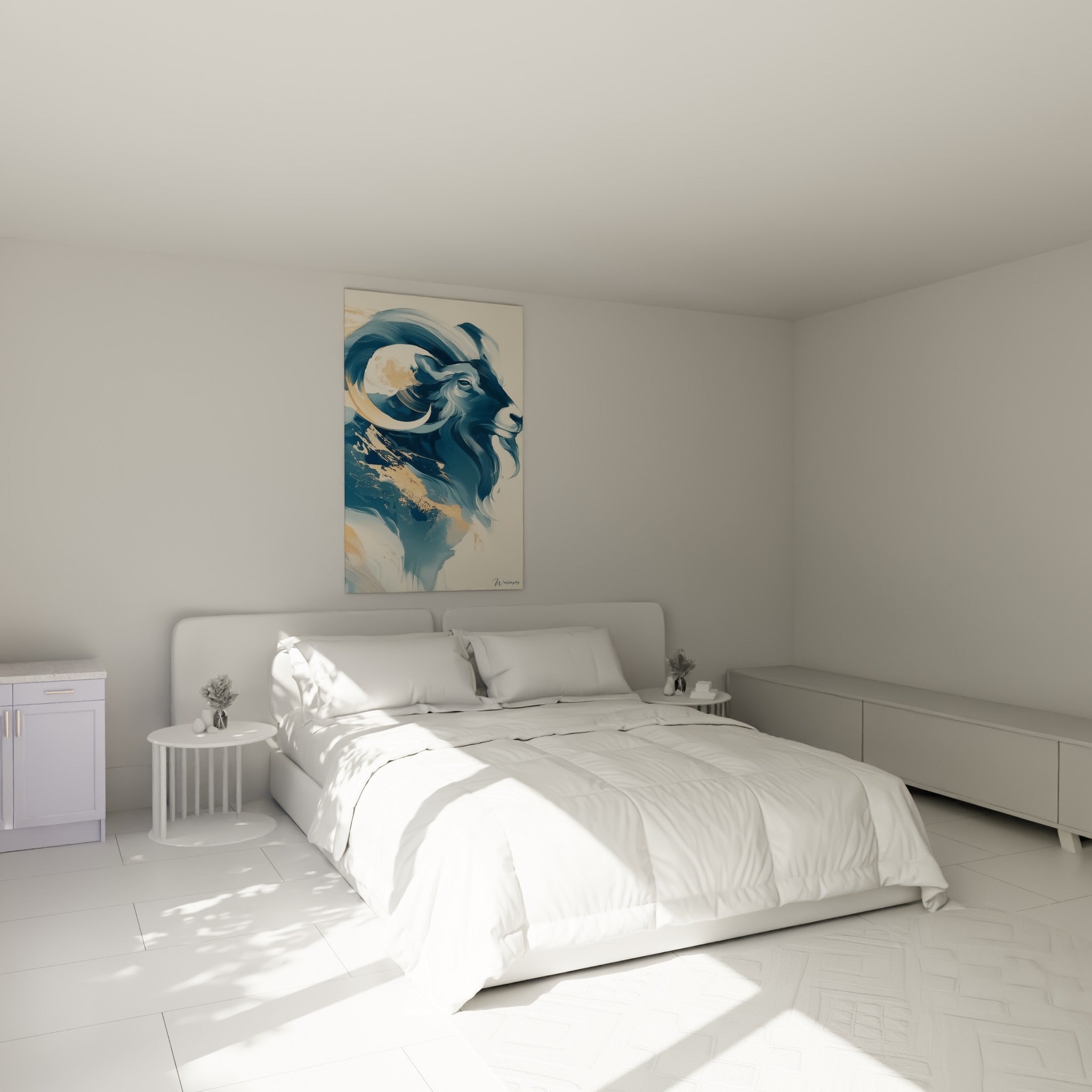 Cornes enroulées bleu marine et touches dorées du Bélier accrochées au-dessus d'un lit dans une chambre claire