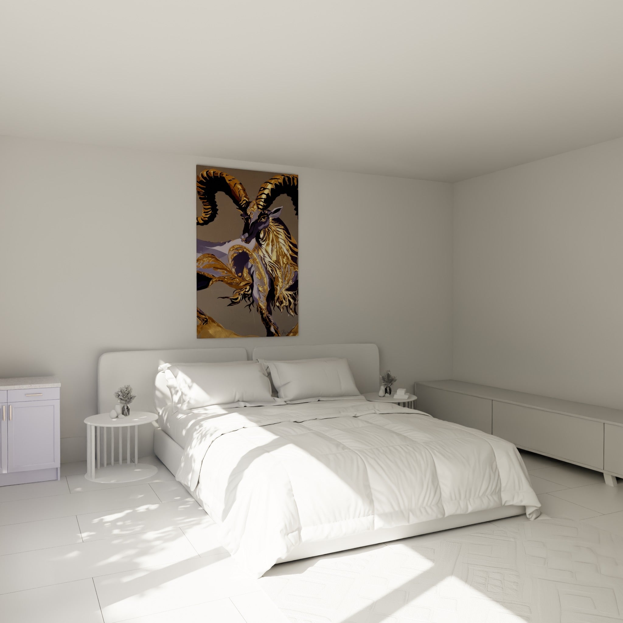 Cornes recourbées dorées et fourrure violette du bélier, accroché au-dessus d'un lit dans une chambre claire
