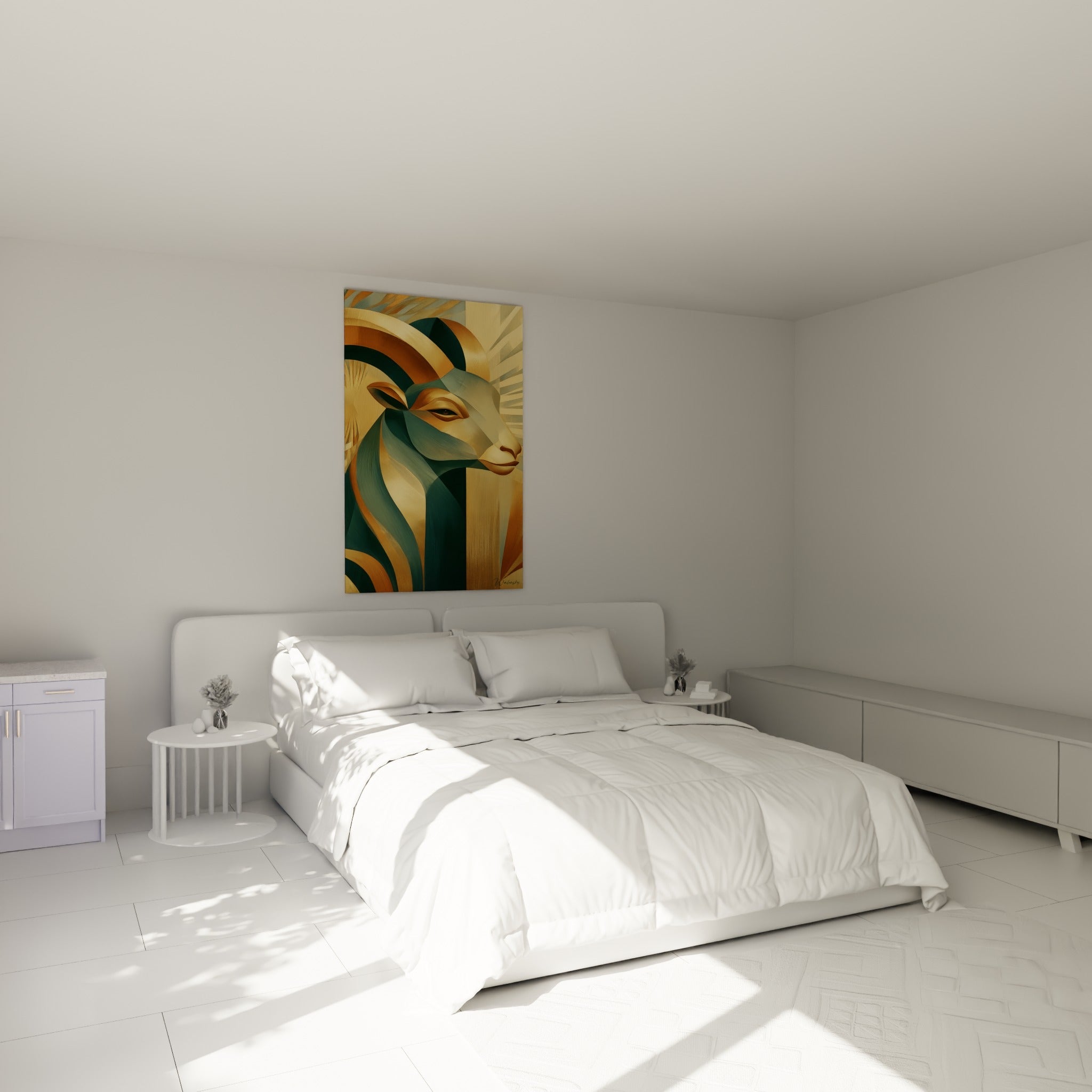Profil doré et vert du Bélier, cornes sculptées, accroché au-dessus d'un lit dans une chambre claire