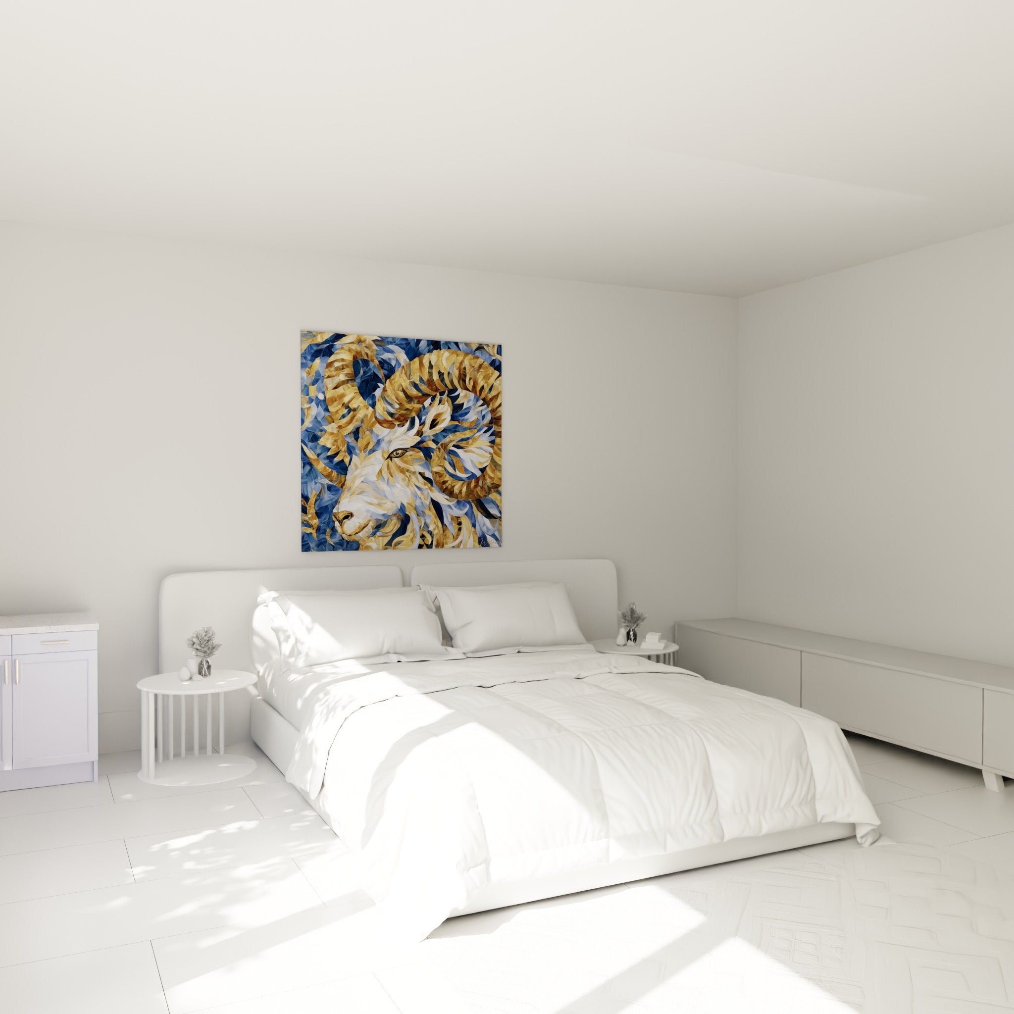 Cornes torsadées dorées et bleu marine de ce bélier, accrochées au-dessus d'un lit dans une chambre claire