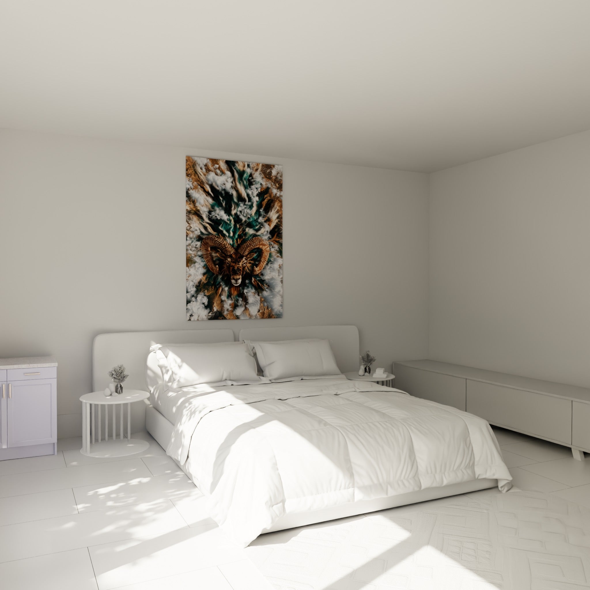 Cornes spiralées et regard fauve du bélier accrochés au-dessus d'un lit dans une chambre claire