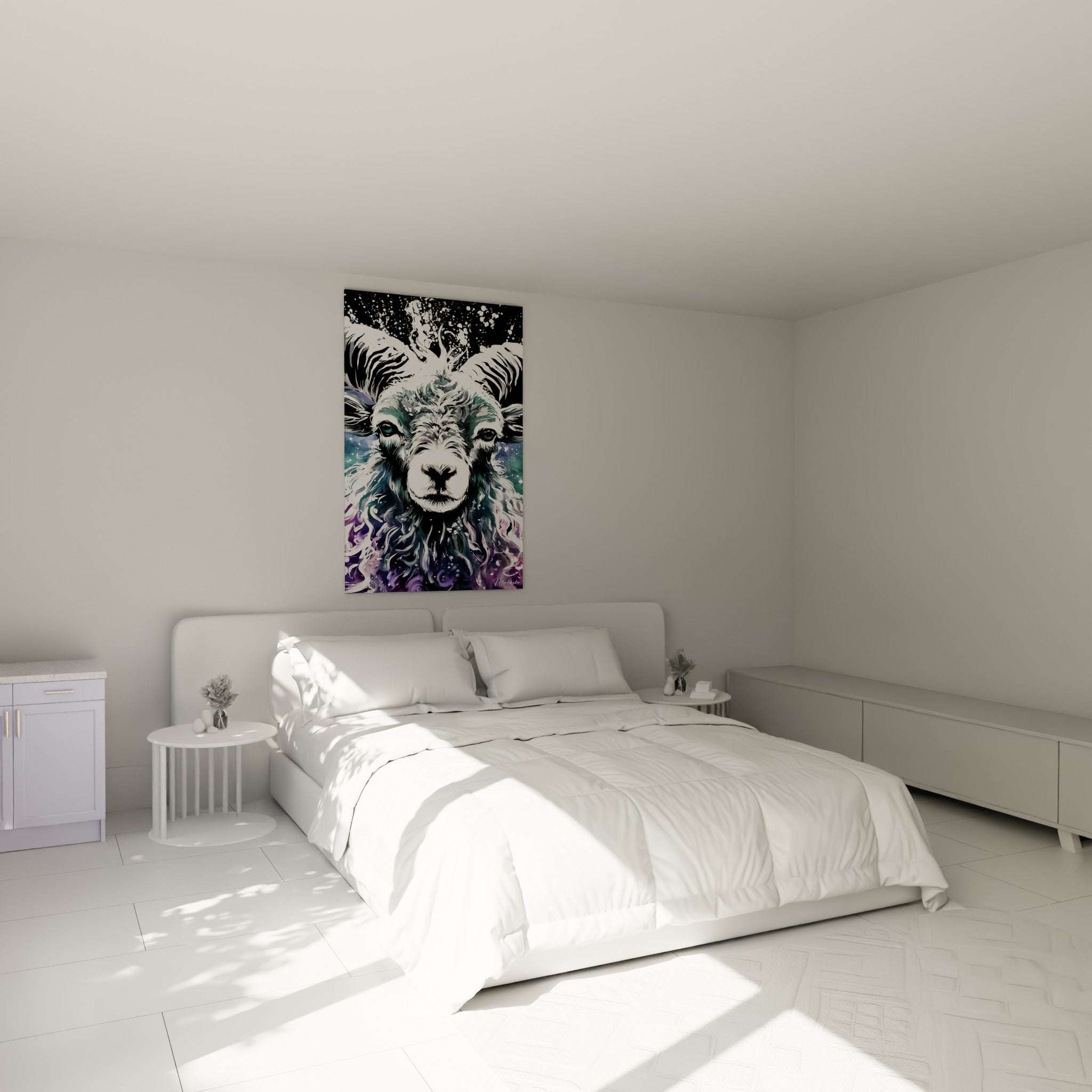 Regard vert perçant du Bélier violet et sarcelle, accroché au-dessus d'un lit dans une chambre claire