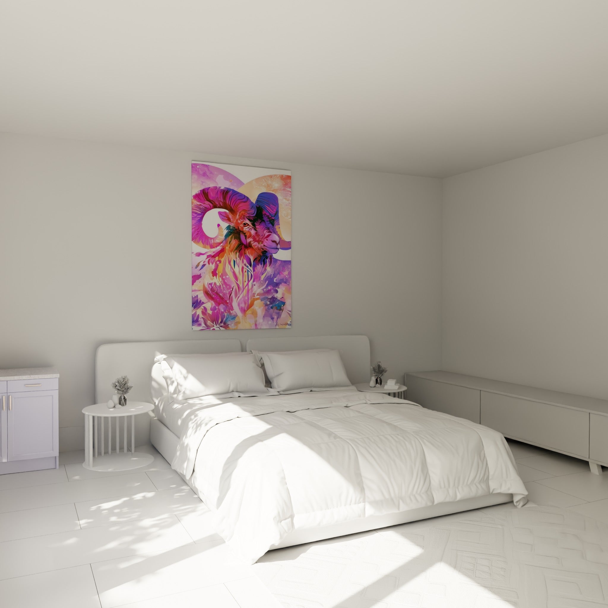 Cornes spiralées fuchsia et coulures dorées du bélier accrochées au-dessus d'un lit dans une chambre claire