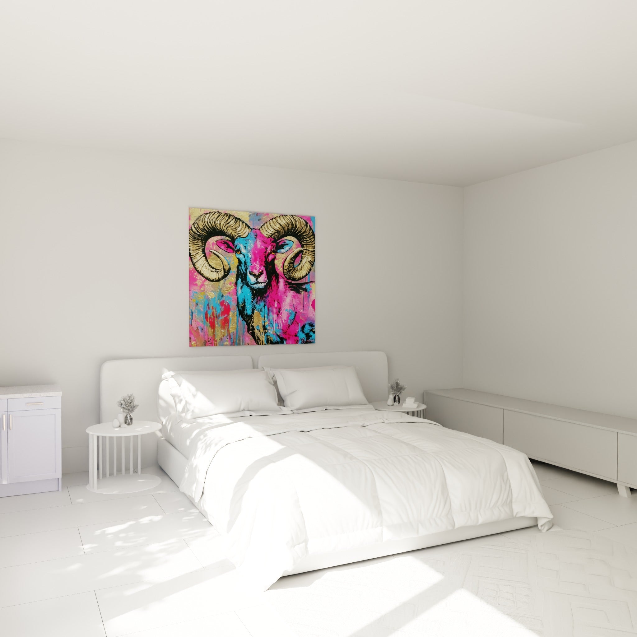 Cornes dorées et regard perçant du bélier fuchsia, au-dessus d'un lit dans une chambre claire