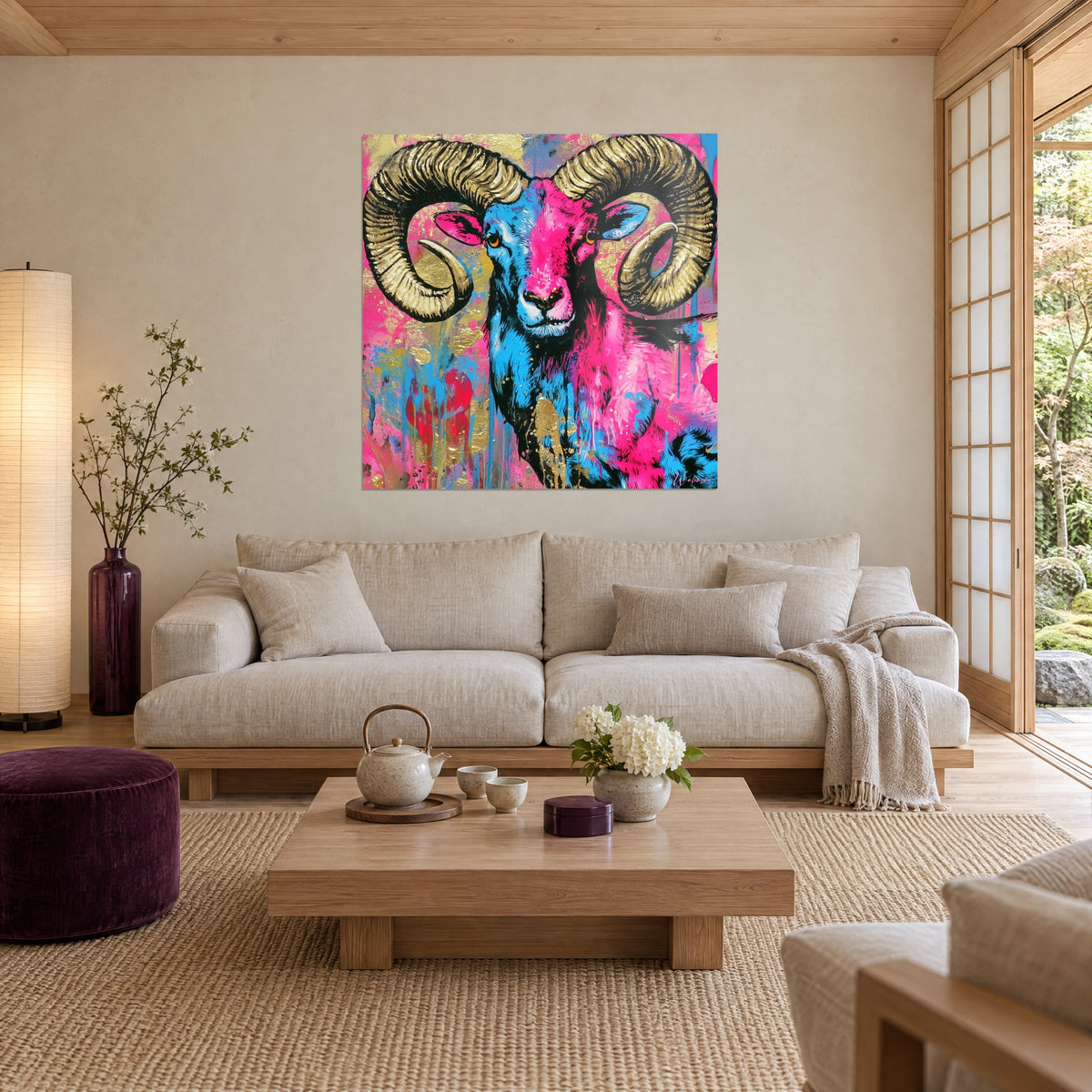 Gemälde Widder mit goldenen Spiralhörnern, fuchsiafarbener Schnauze und türkisblauer Wolle, über einem Sofa in einem hellen Wohnzimmer
