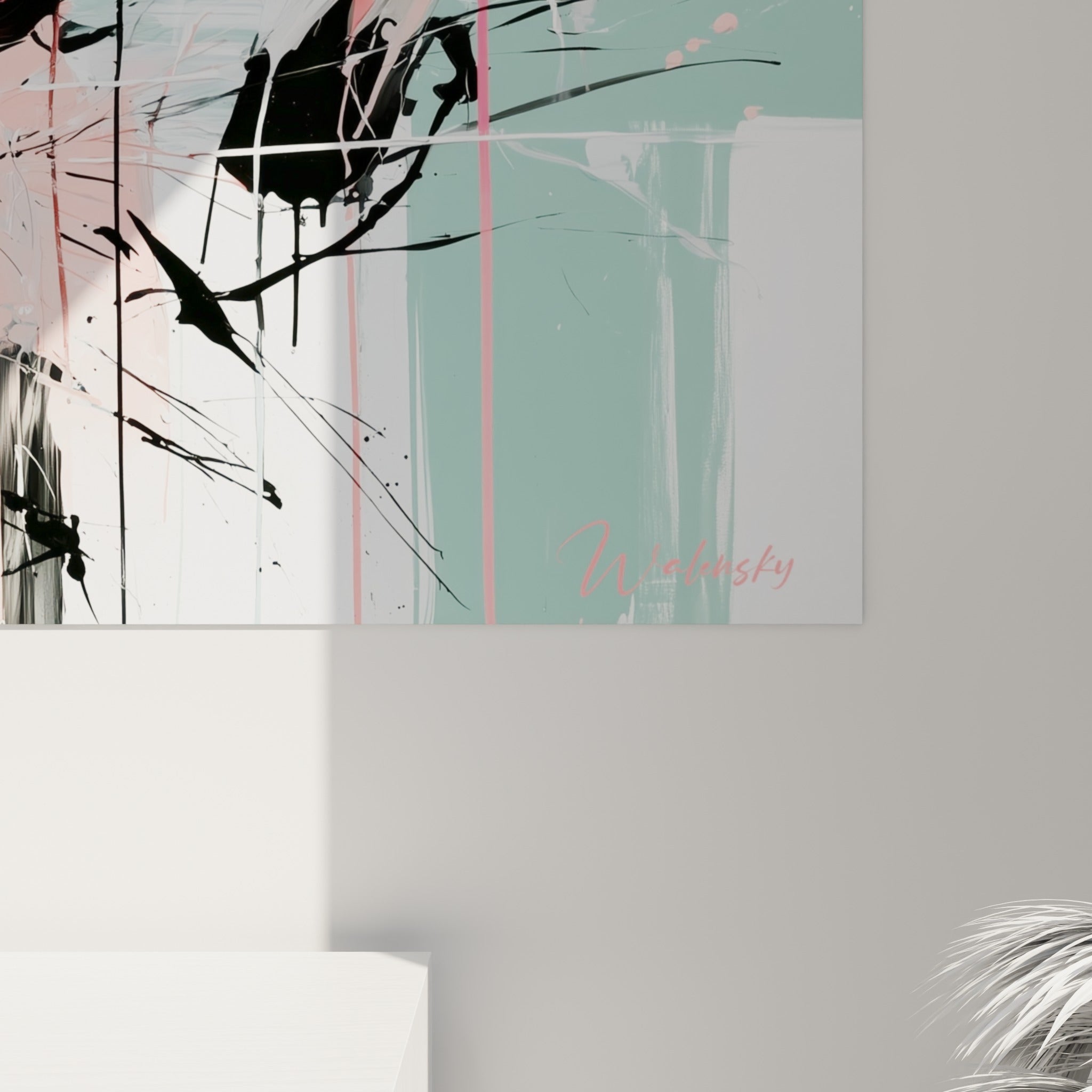 Empâtements noirs et coulures corail se mêlant au vert menthe sur la toile du bélier accrochée au mur