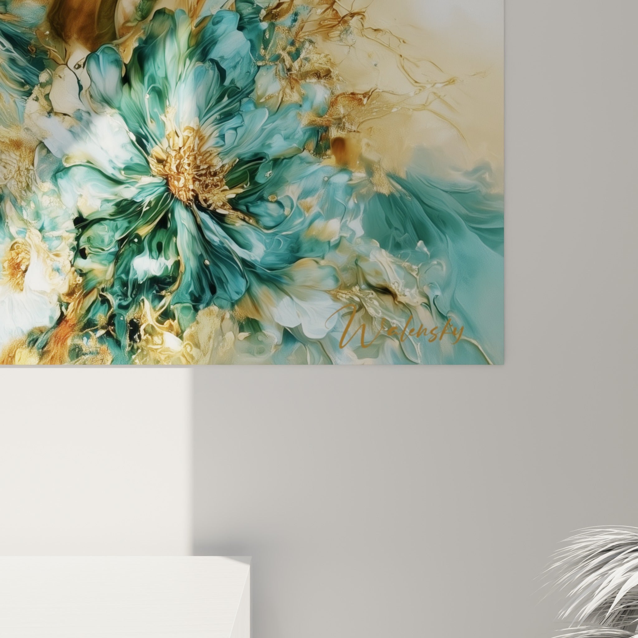 Empâtements dorés et coulures turquoise se mêlant sur la toile du Bélier, grain et matière visibles de près