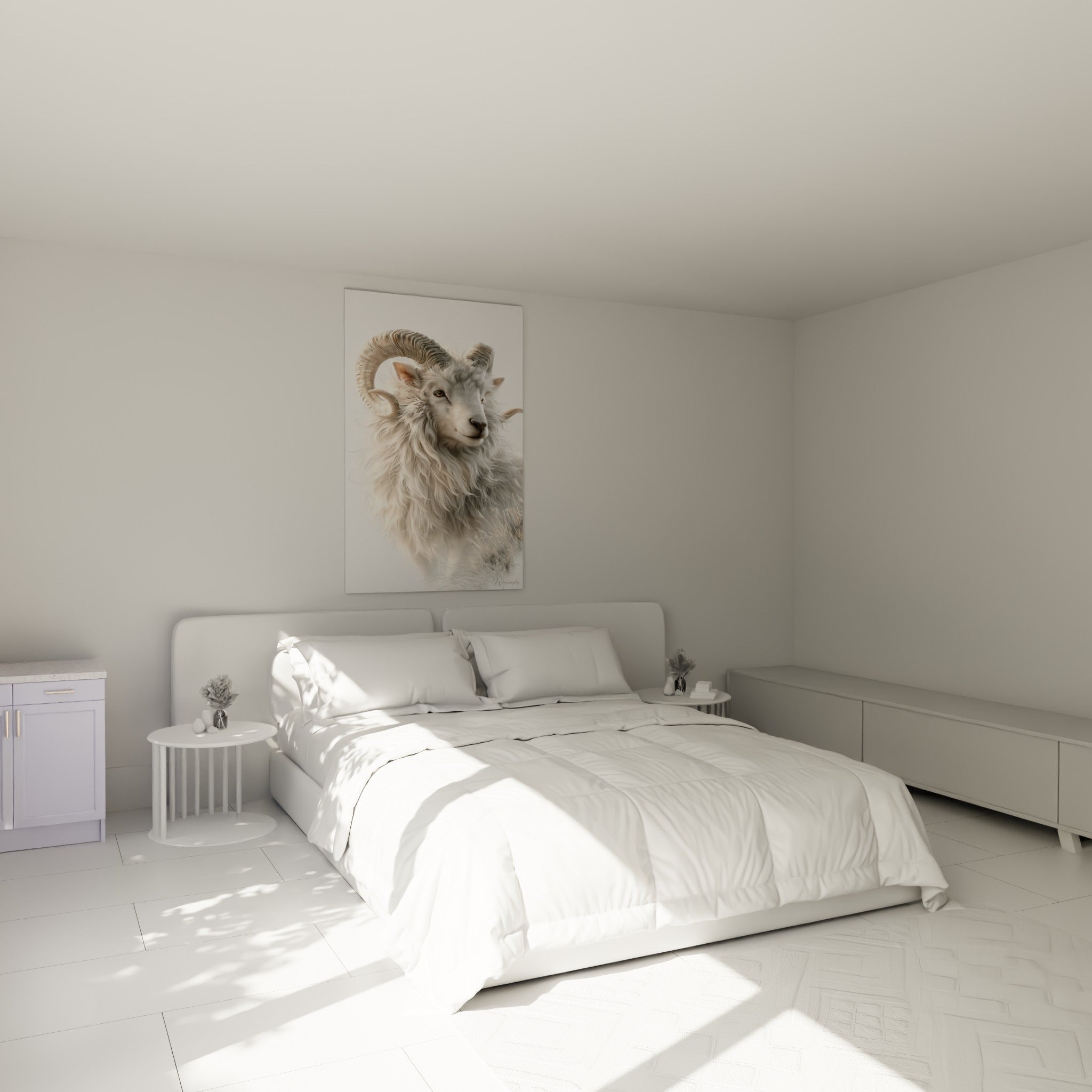 Toison beige et cornes en spirale du Bélier accrochée au-dessus d'un lit dans une chambre claire