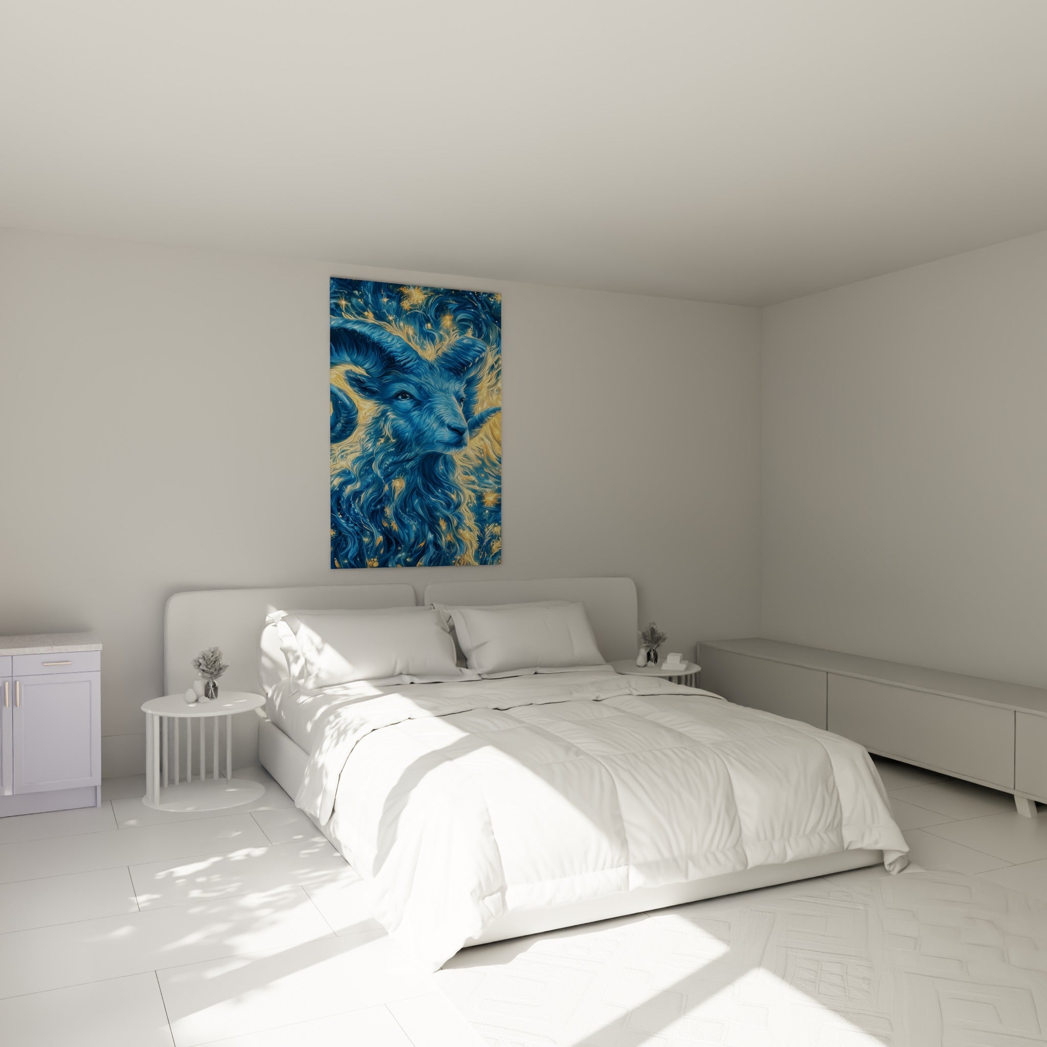 Tête de bélier bleue et dorée aux reflets célestes, accrochée au-dessus d'un lit dans une chambre claire