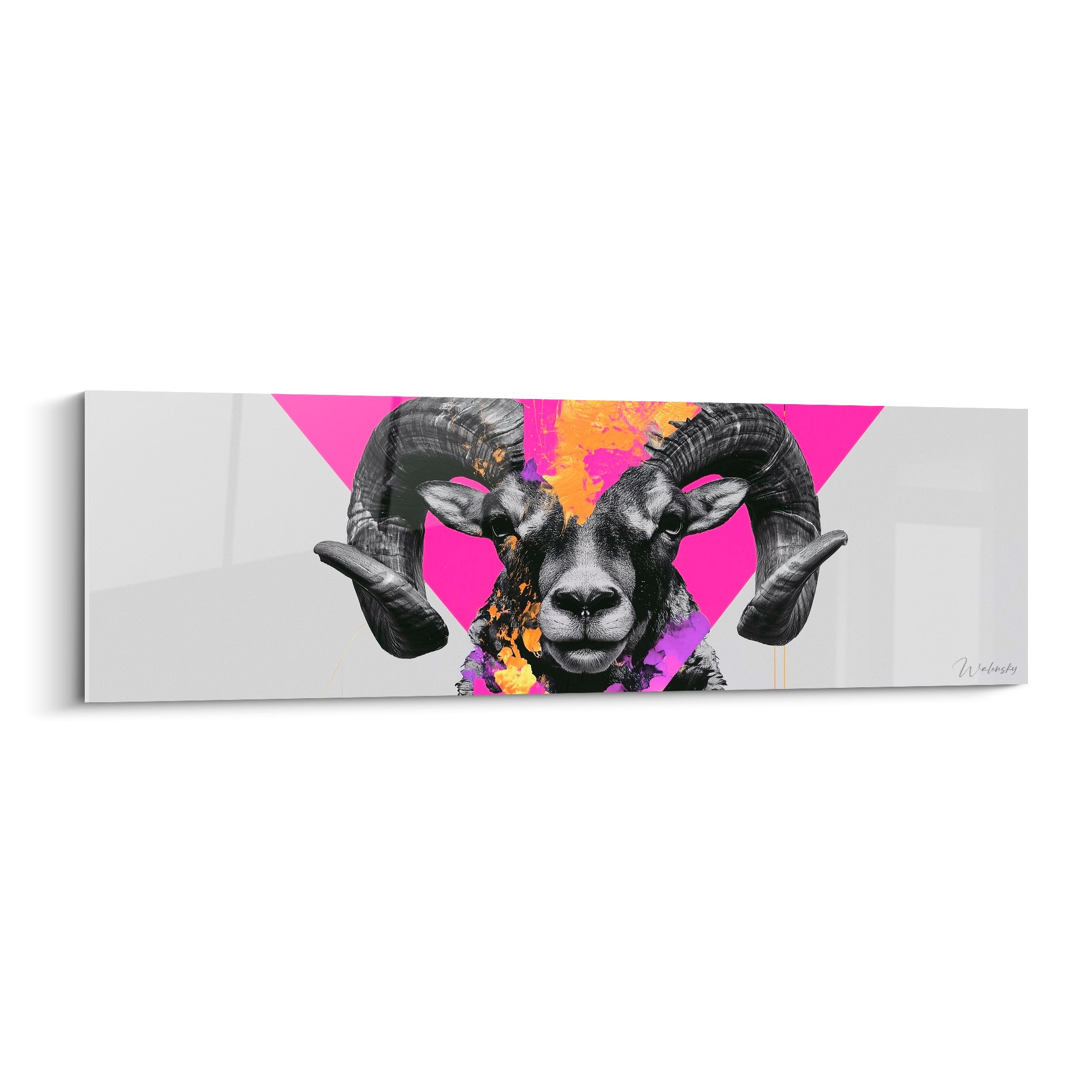 Bélier en noir et blanc, cornes massives, triangle fuchsia et éclats dorés en arrière-plan