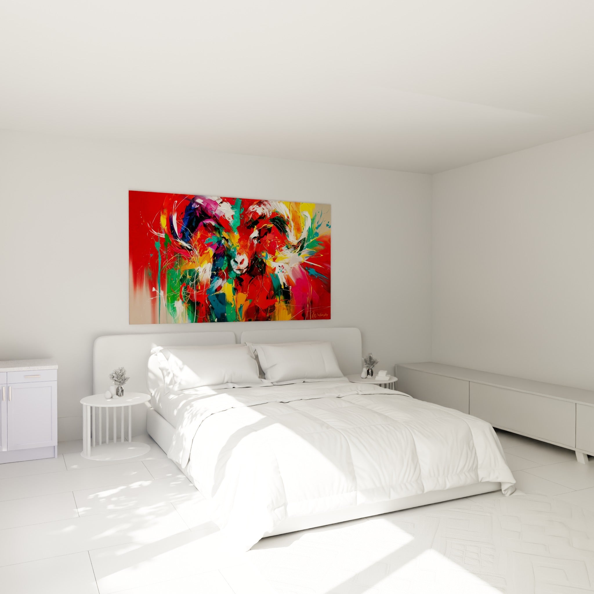 Cornes recourbées et regard sombre du Bélier flamboyant, accroché au-dessus d'un lit dans une chambre claire