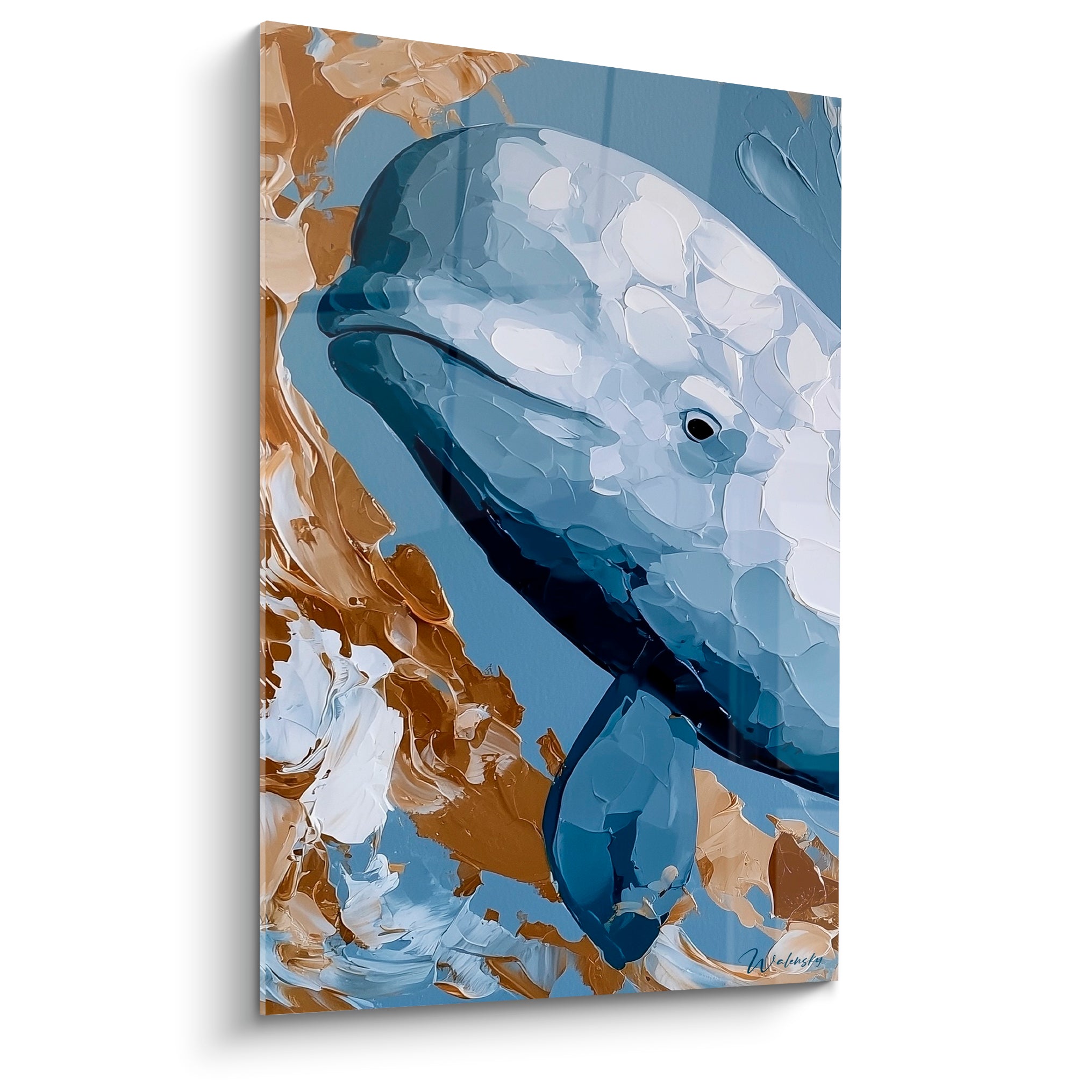 Beluga à la tête inclinée peint en bleu ardoise et blanc cassé, entouré d'éclats dorés texturés