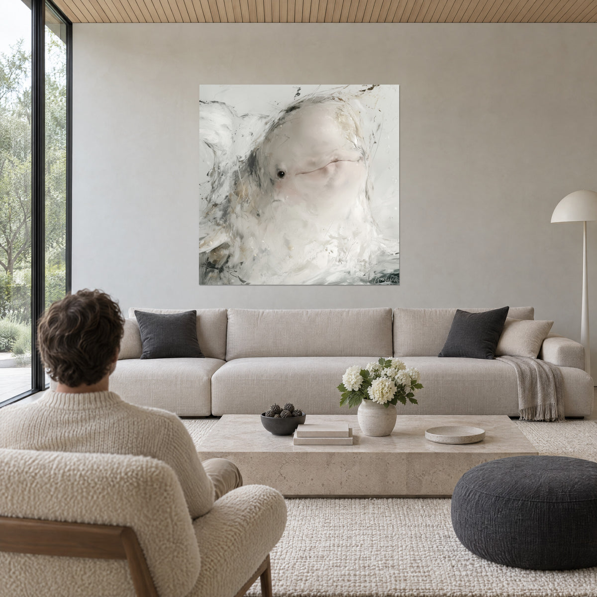 Schilderij witte parelmoeren walvis met gouden glans, antracietkleurige penseelstreken, boven een bank in een lichte woonkamer