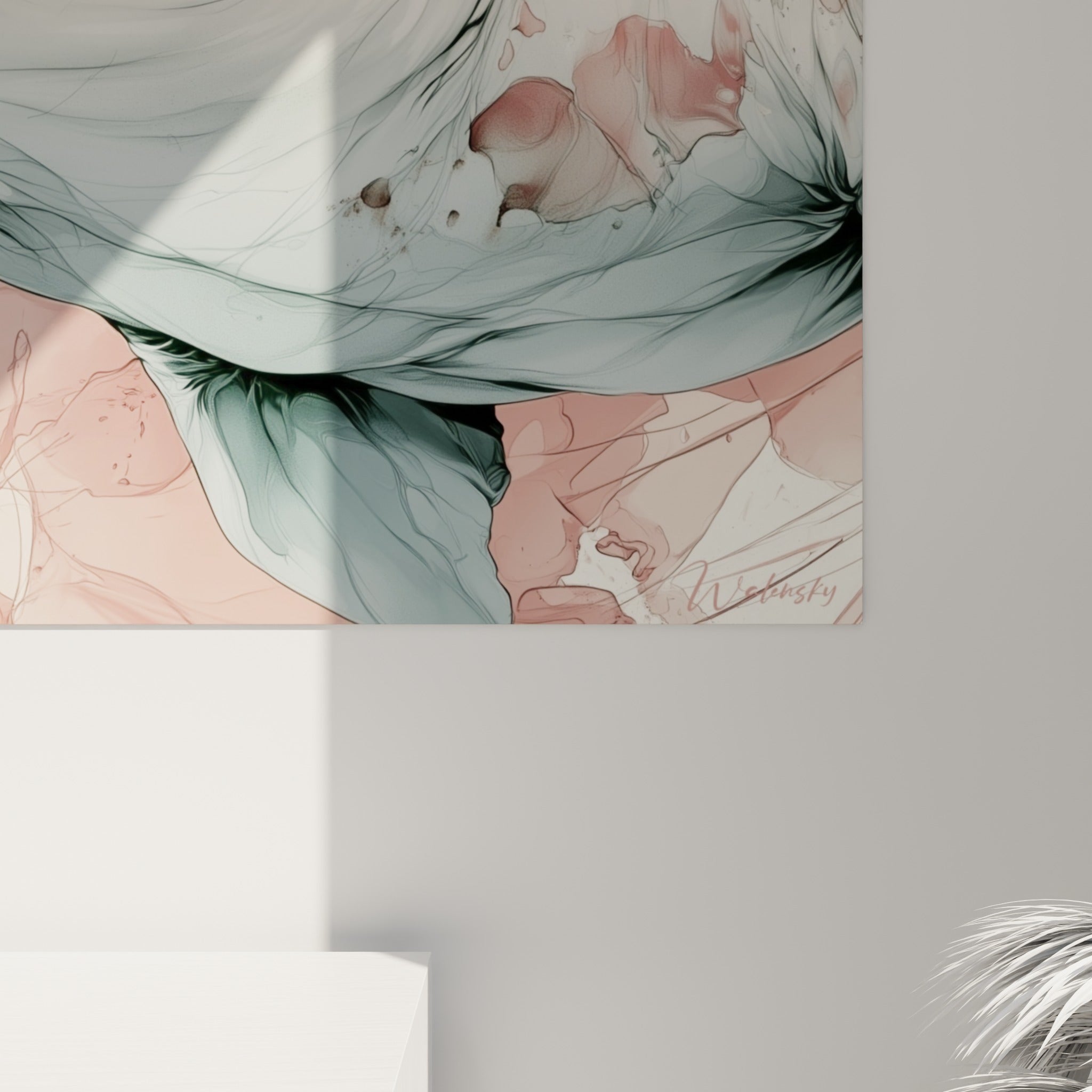 Détail des coulures roses et grain aquarelle sur la peau texturée du beluga accroché au mur