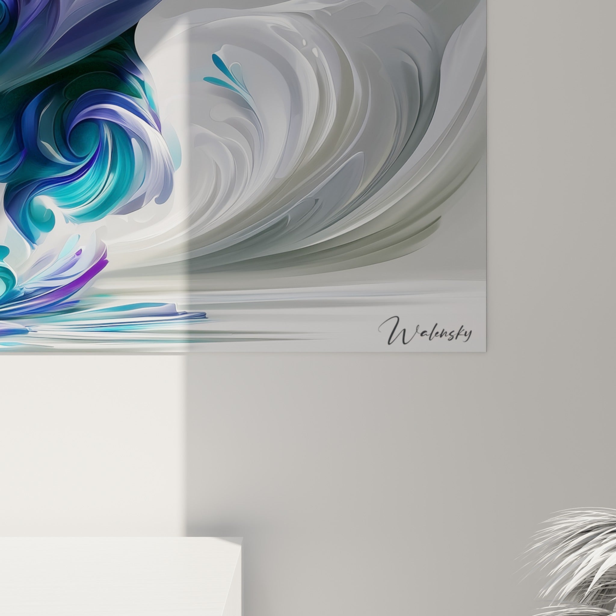 Empâtements violets et turquoise détaillant les volutes sculptées de l'œuvre accrochée au mur