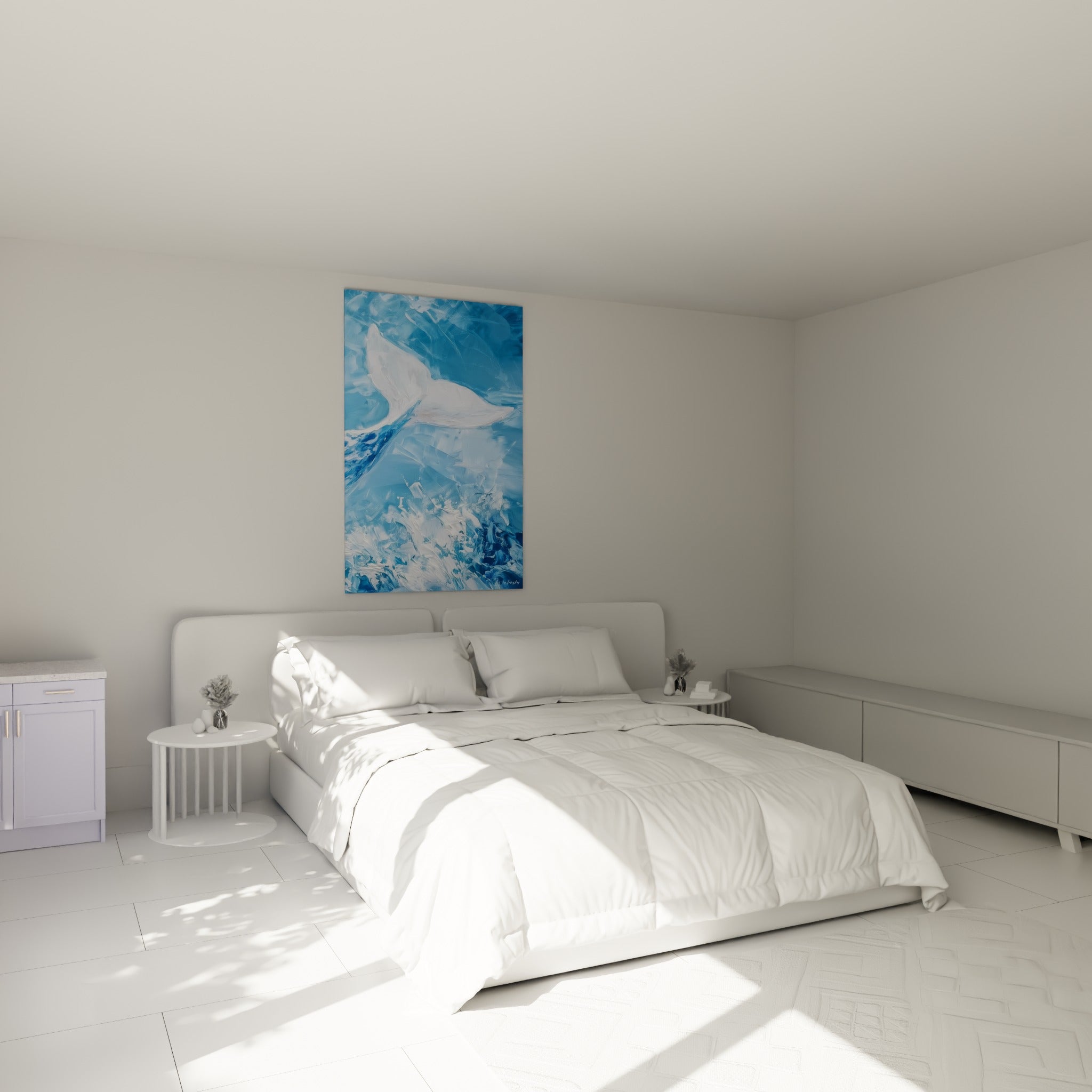 Queue de Beluga blanc nacré sur fond bleu marine, accrochée au-dessus d'un lit dans une chambre claire