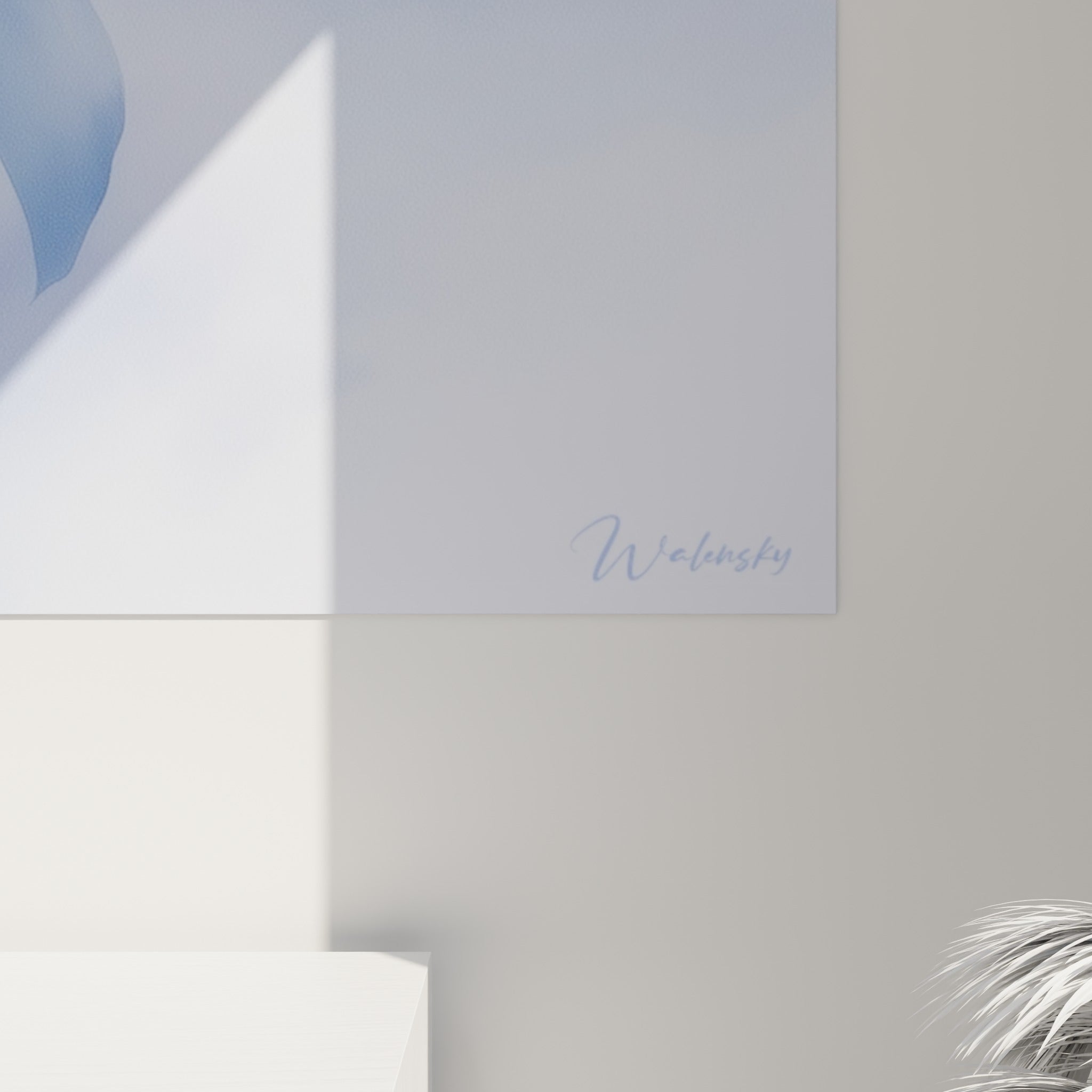 Texture aquarelle du beluga révélant des touches bleu pastel et blanc laiteux se mêlant en fines coulures