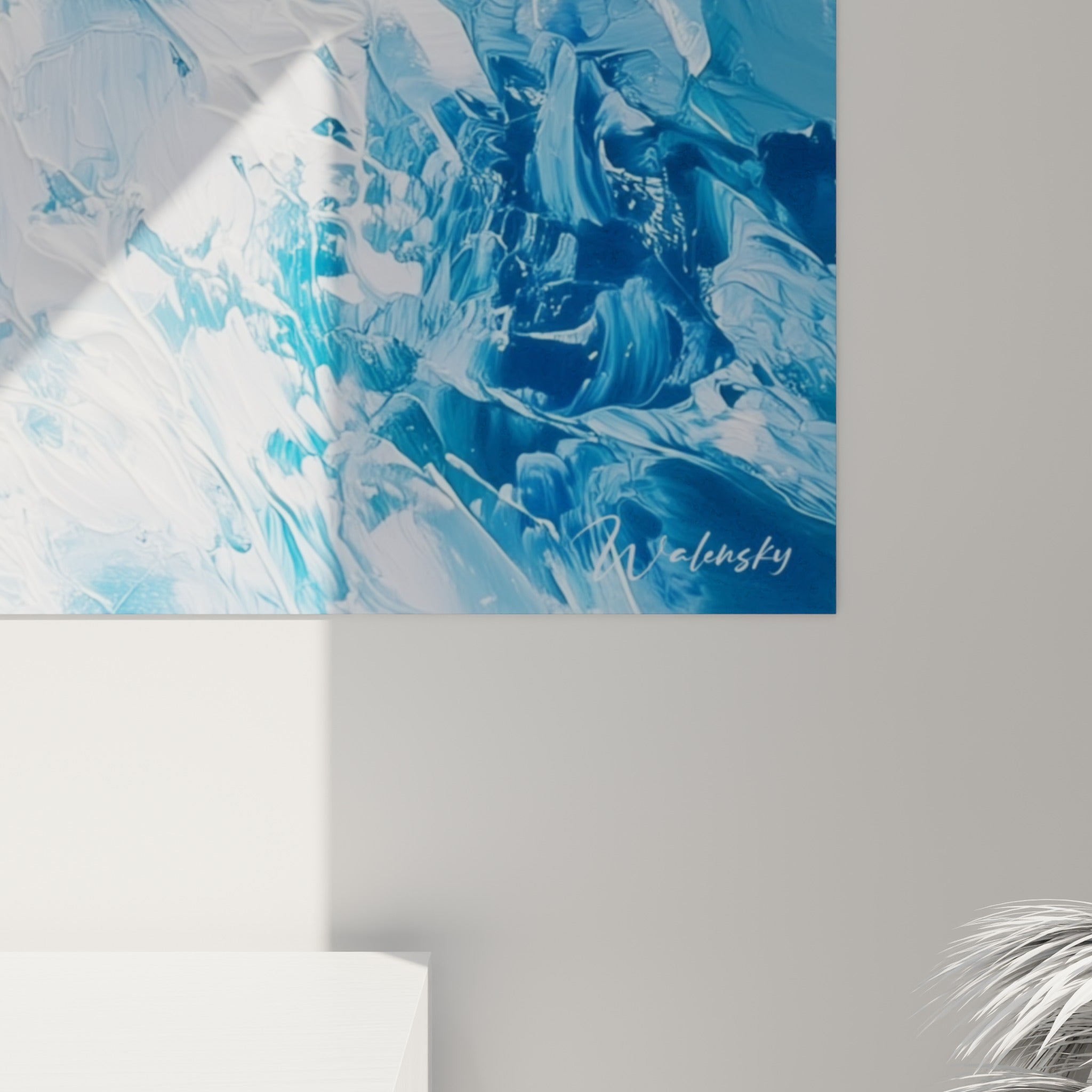 Empâtements épais de peinture blanche et bleu marine révélant la matière du tableau Beluga de près